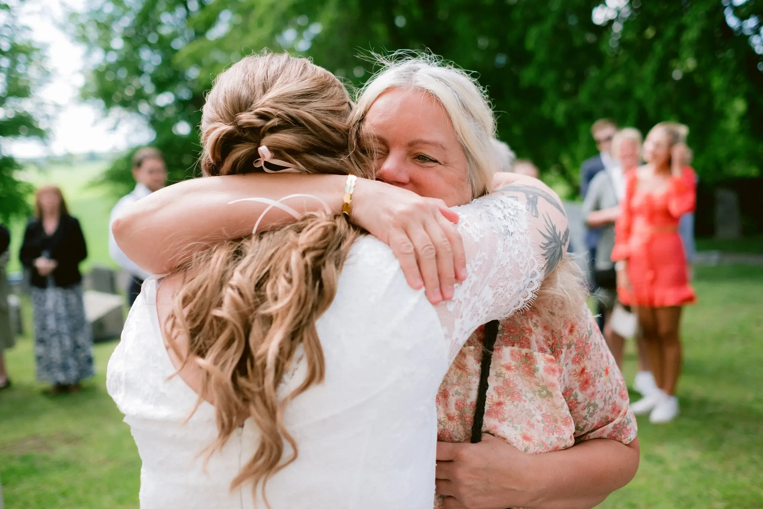 Lovisa & Emil under sitt bröllop i Råby-Rönö kyrka