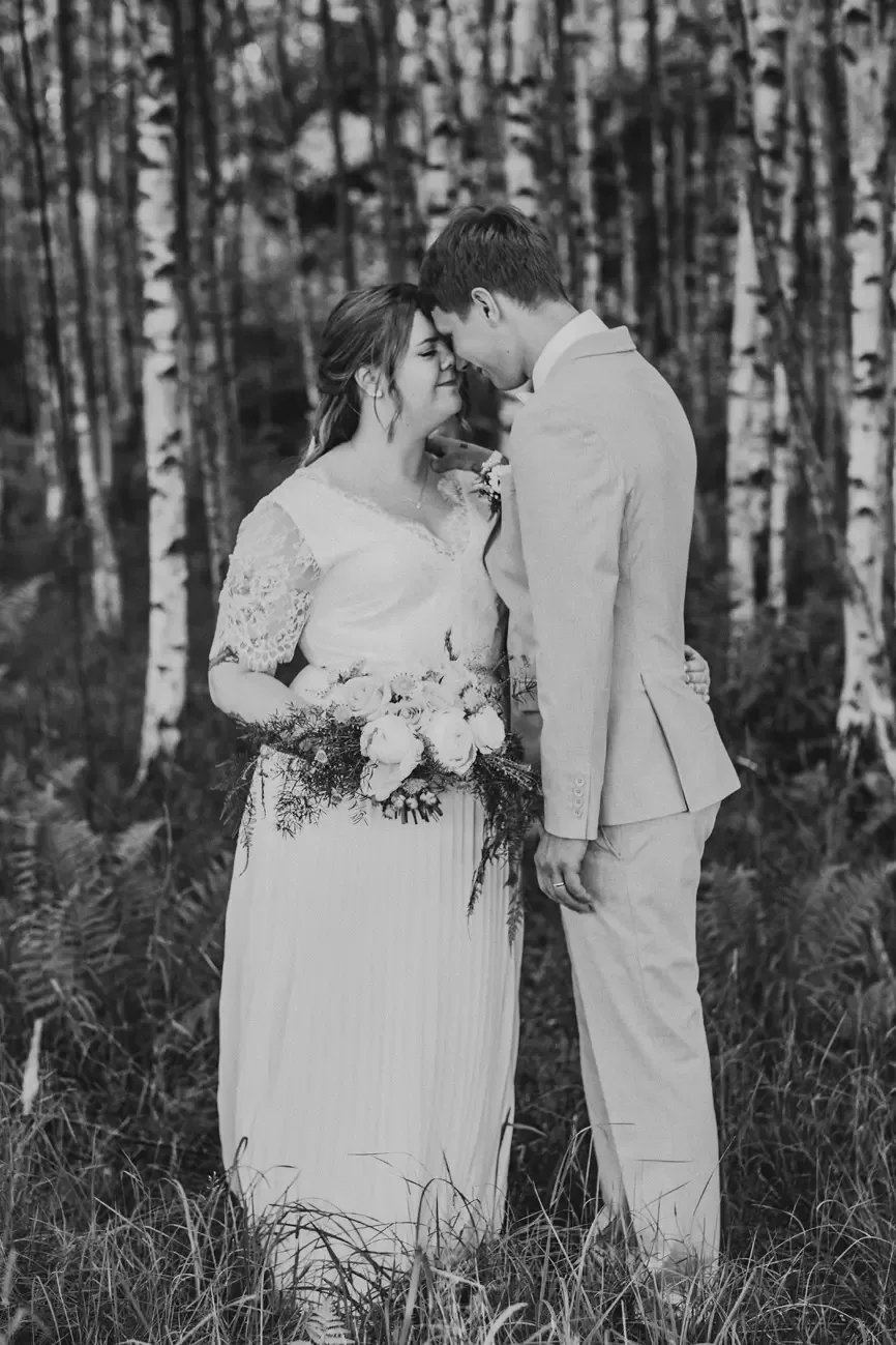 Lovisa & Emil under sitt bröllop i Råby-Rönö kyrka bild 9