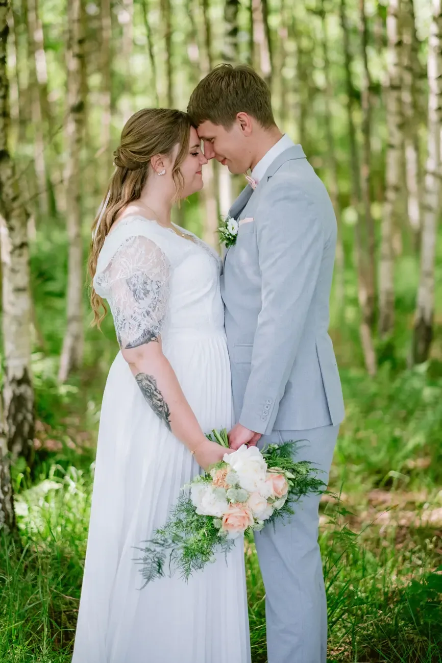 Lovisa & Emil under sitt bröllop i Råby-Rönö kyrka bild 11