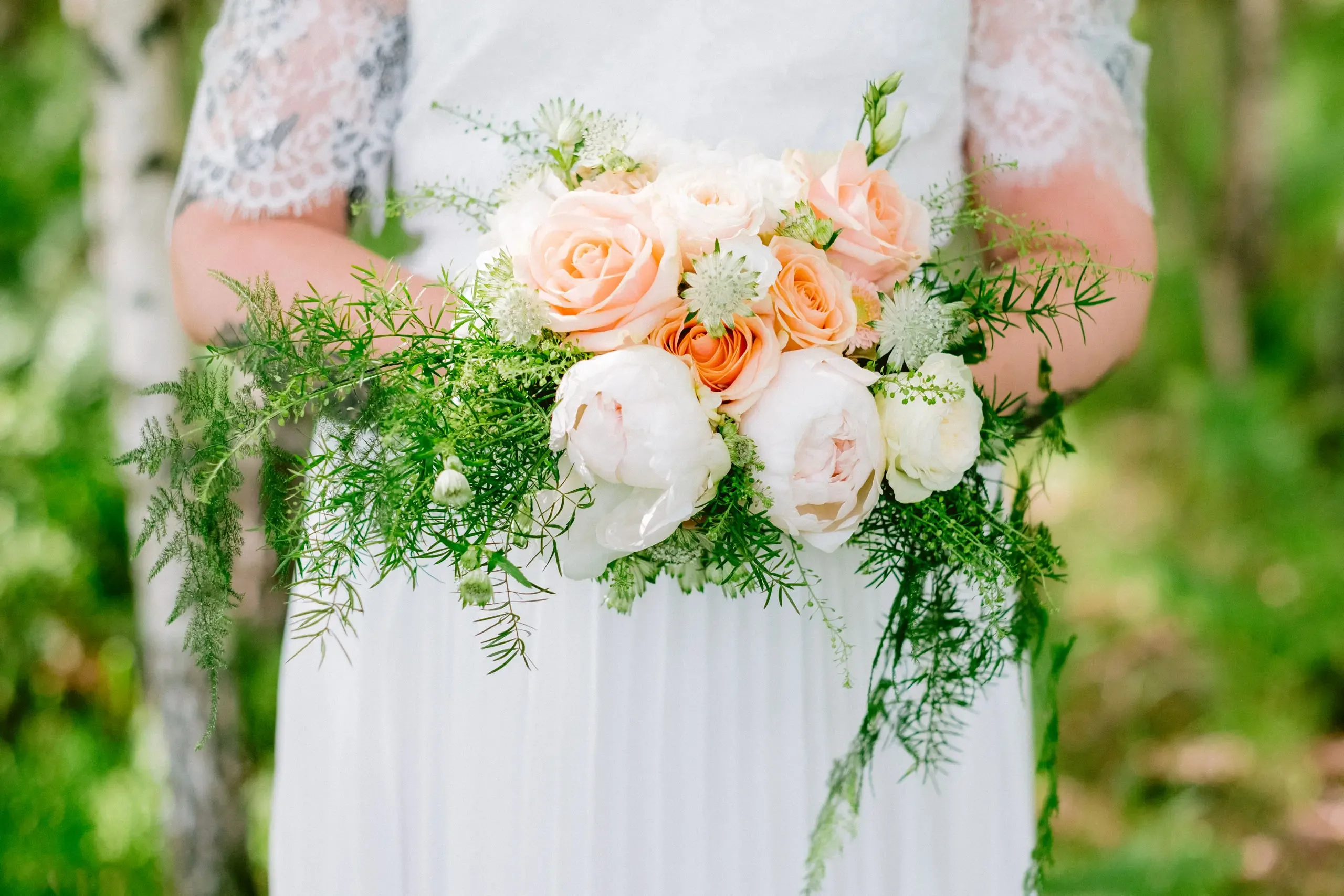 Lovisa & Emil under sitt bröllop i Råby-Rönö kyrka bild 12