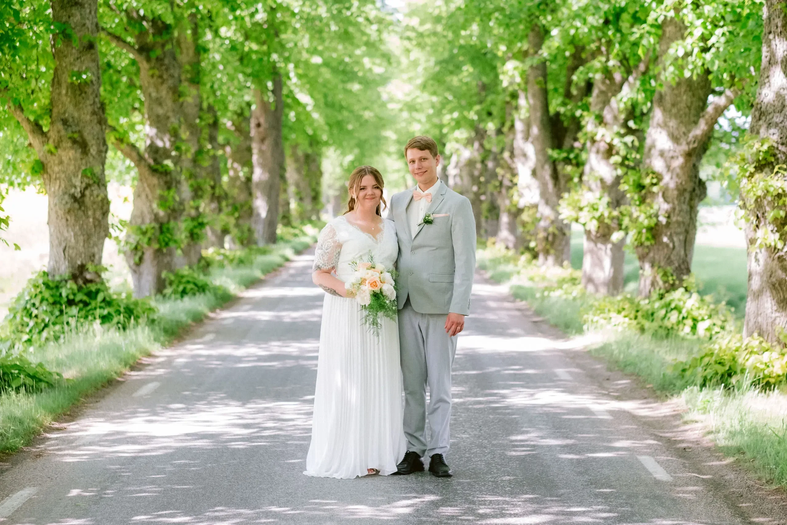 Lovisa & Emil under sitt bröllop i Råby-Rönö kyrka bild 13