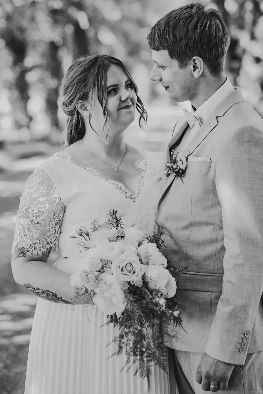Lovisa & Emil under sitt bröllop i Råby-Rönö kyrka bild 14