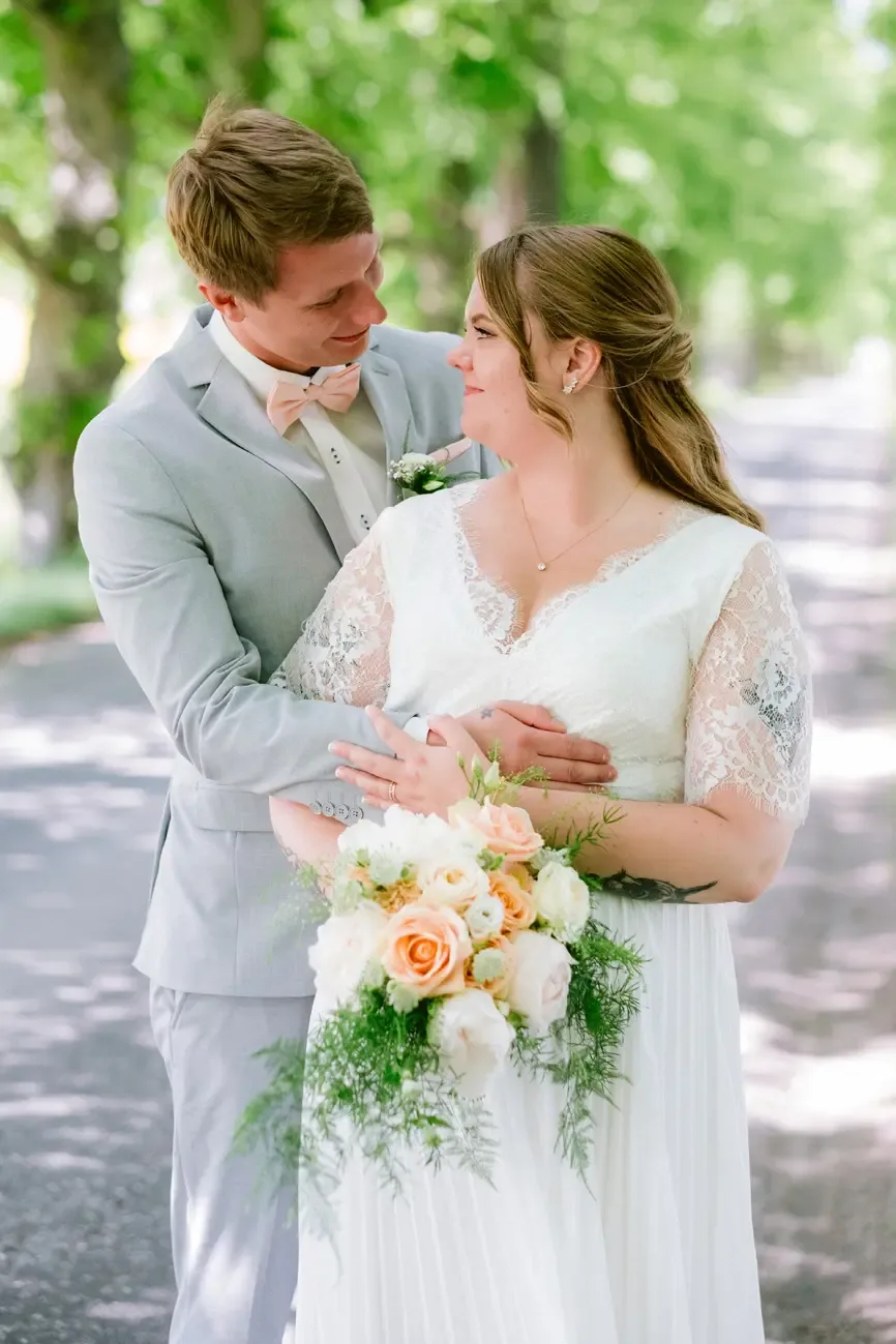 Lovisa & Emil under sitt bröllop i Råby-Rönö kyrka bild 15