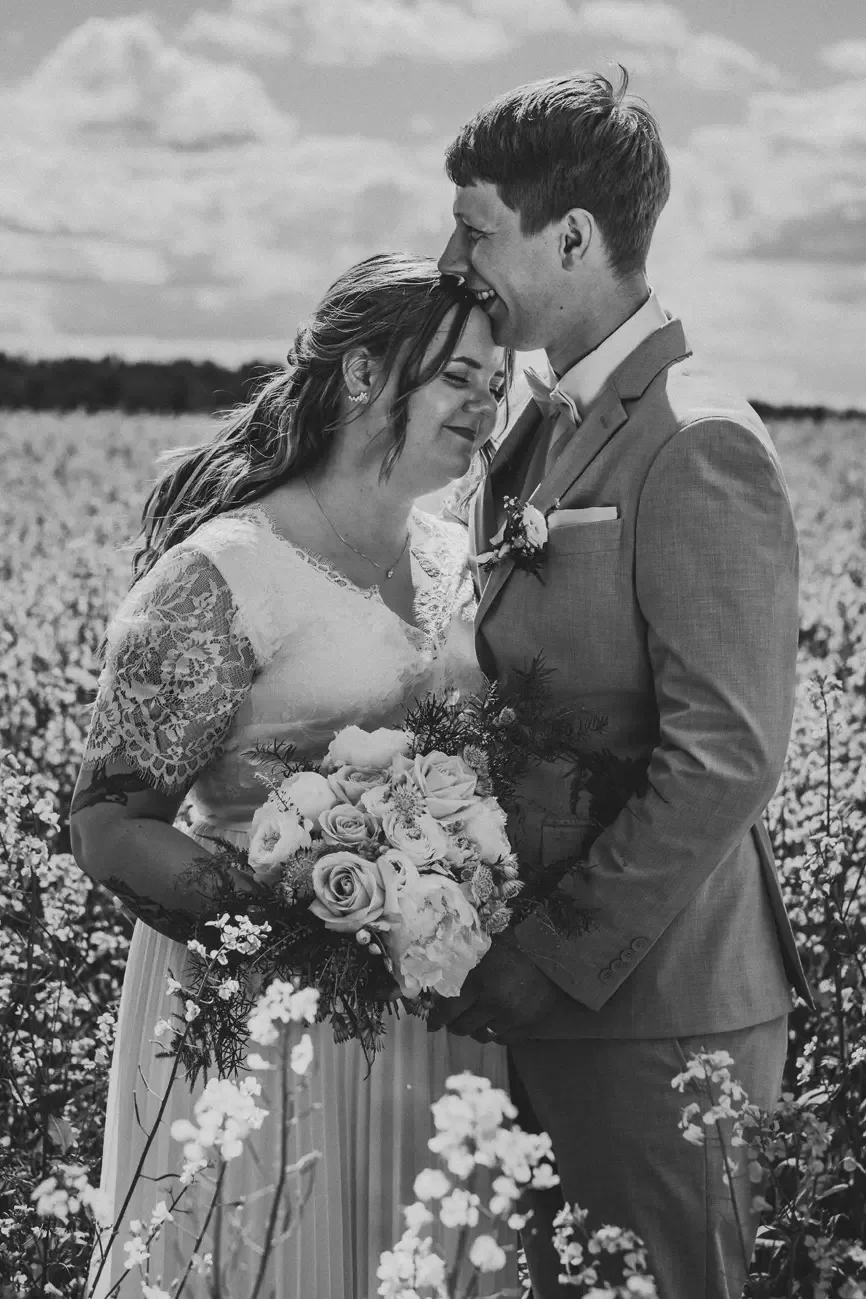 Lovisa & Emil under sitt bröllop i Råby-Rönö kyrka bild 16