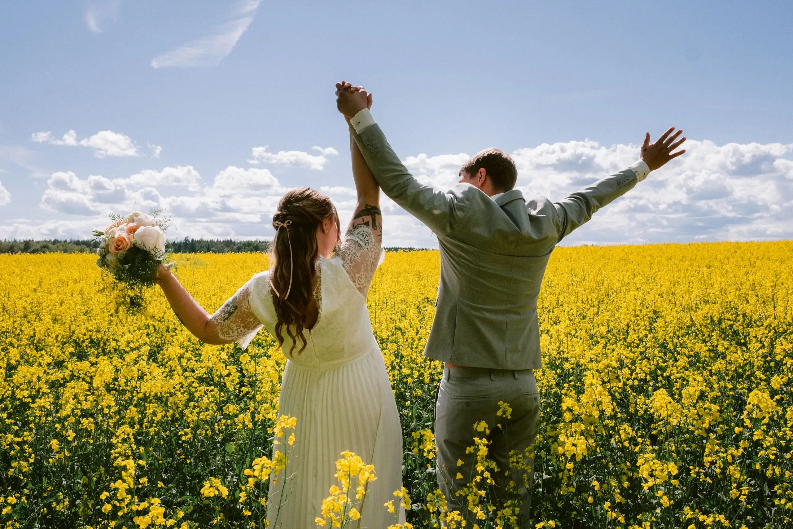 Lovisa & Emil under sitt bröllop i Råby-Rönö kyrka bild 17
