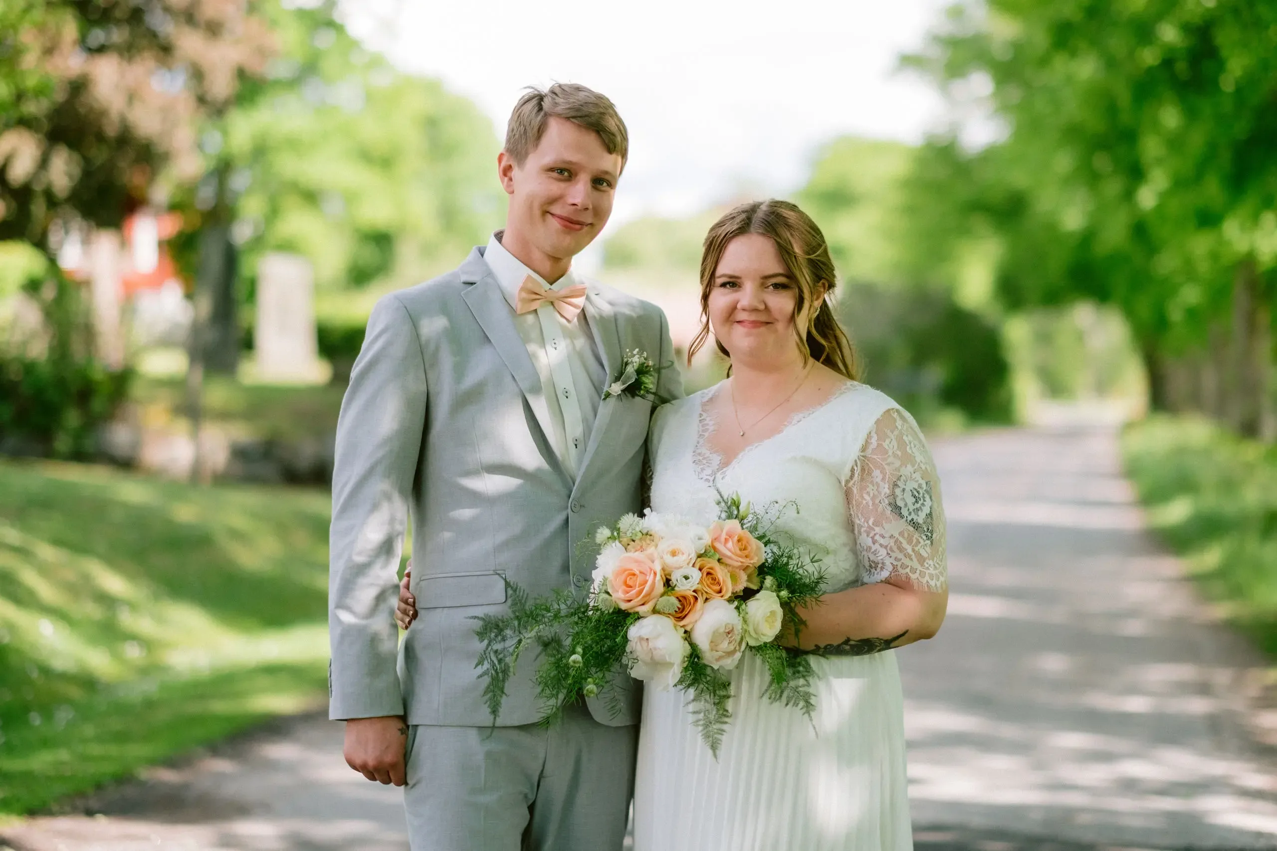 Lovisa & Emil under sitt bröllop i Råby-Rönö kyrka bild 18