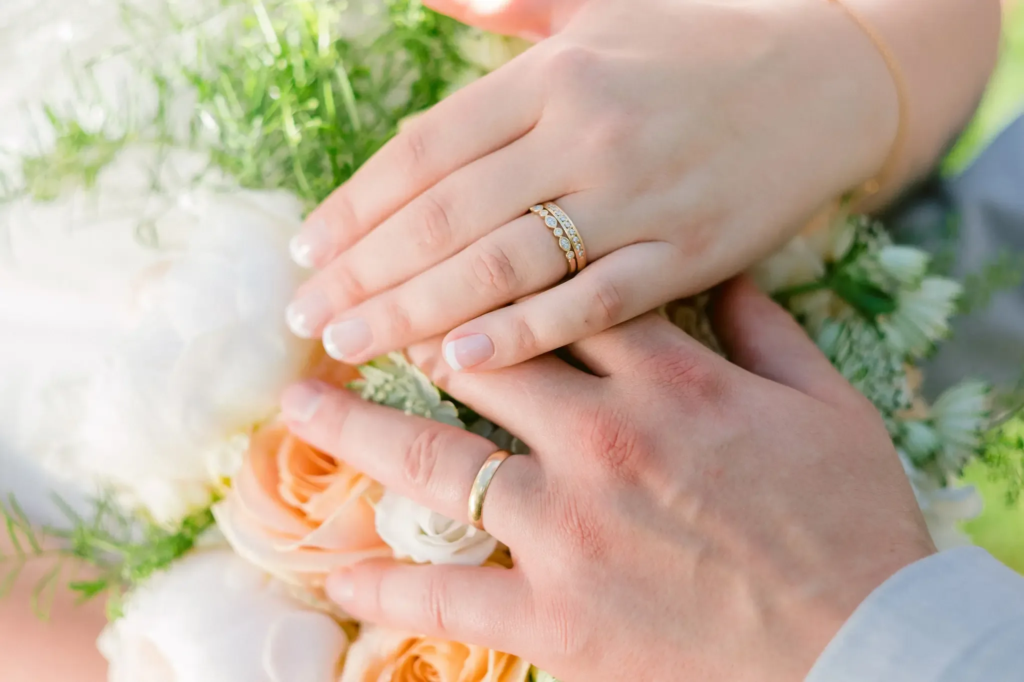 Lovisa & Emil under sitt bröllop i Råby-Rönö kyrka bild 19