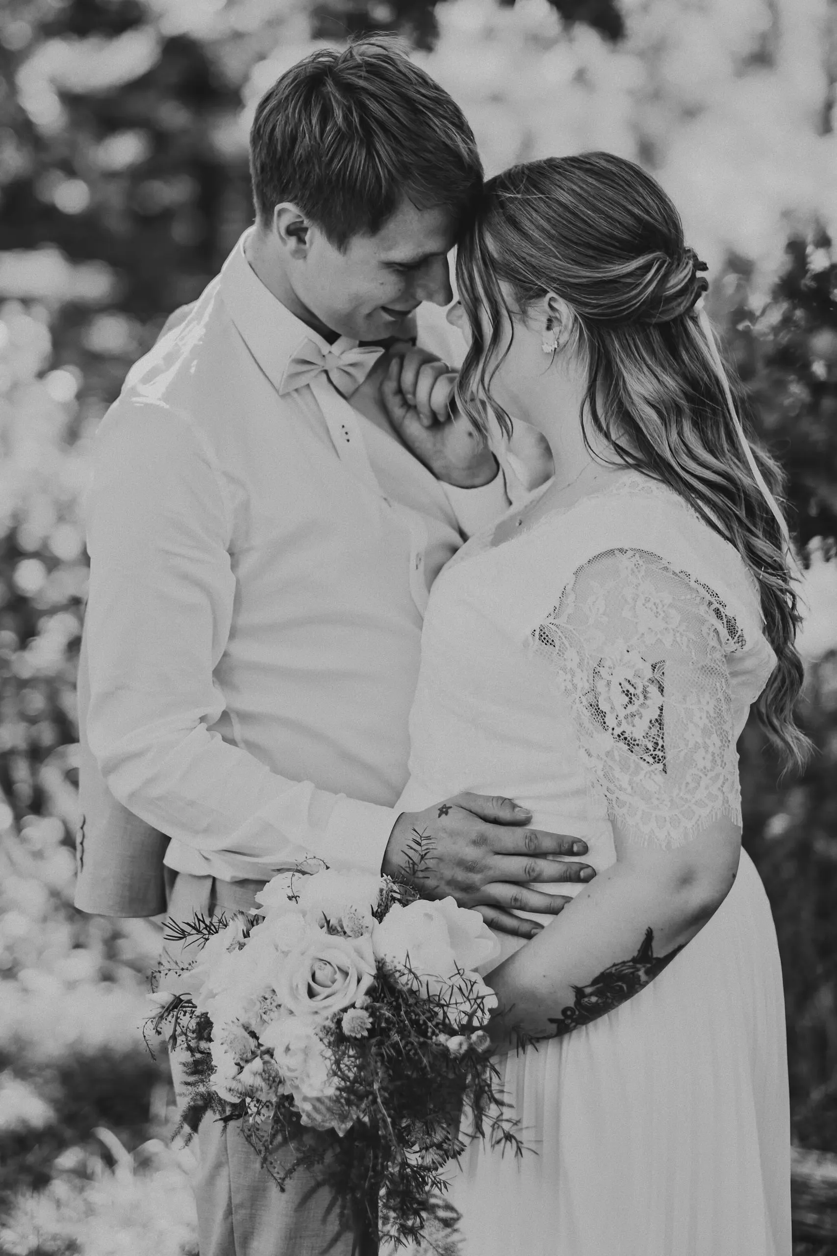 Lovisa & Emil under sitt bröllop i Råby-Rönö kyrka bild 20