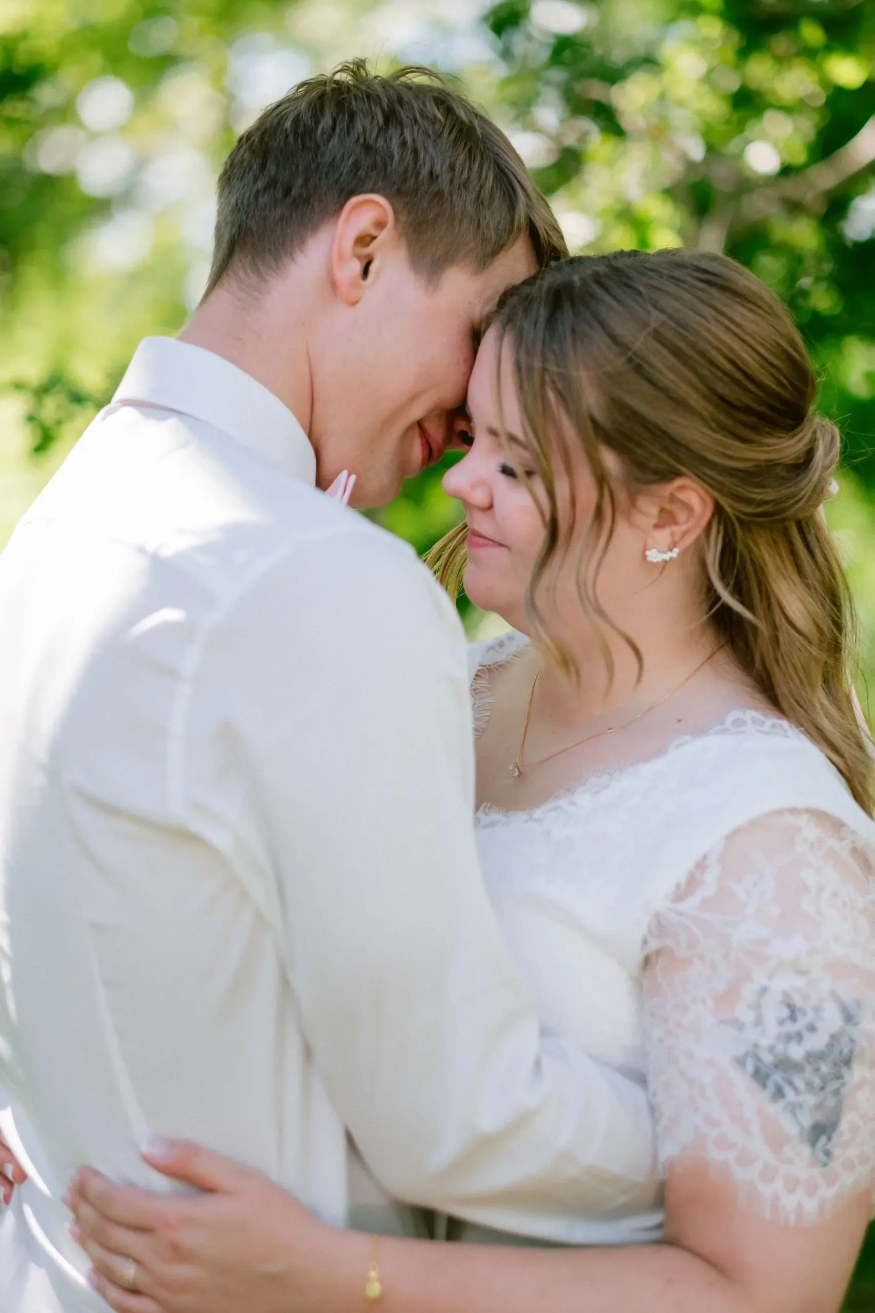 Lovisa & Emil under sitt bröllop i Råby-Rönö kyrka bild 21