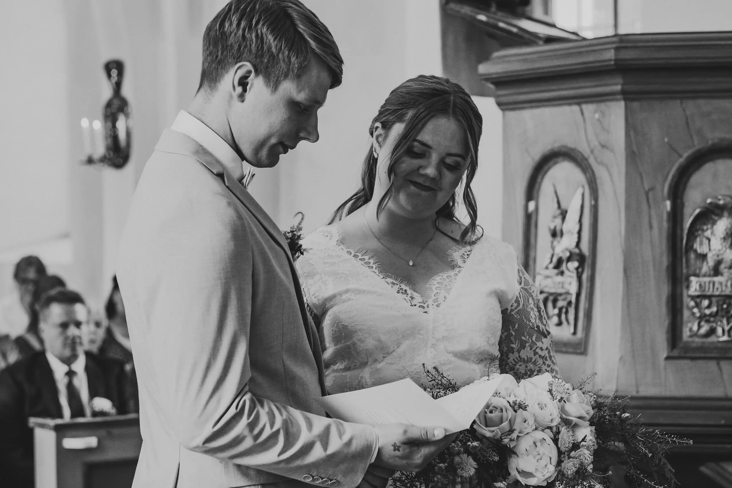 Lovisa & Emil under sitt bröllop i Råby-Rönö kyrka bild 1