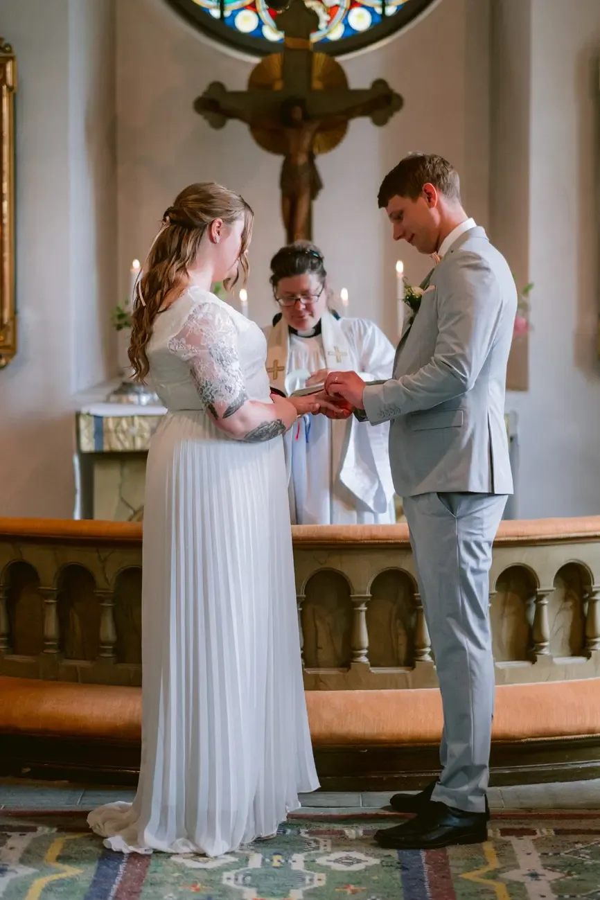 Lovisa & Emil under sitt bröllop i Råby-Rönö kyrka bild 2