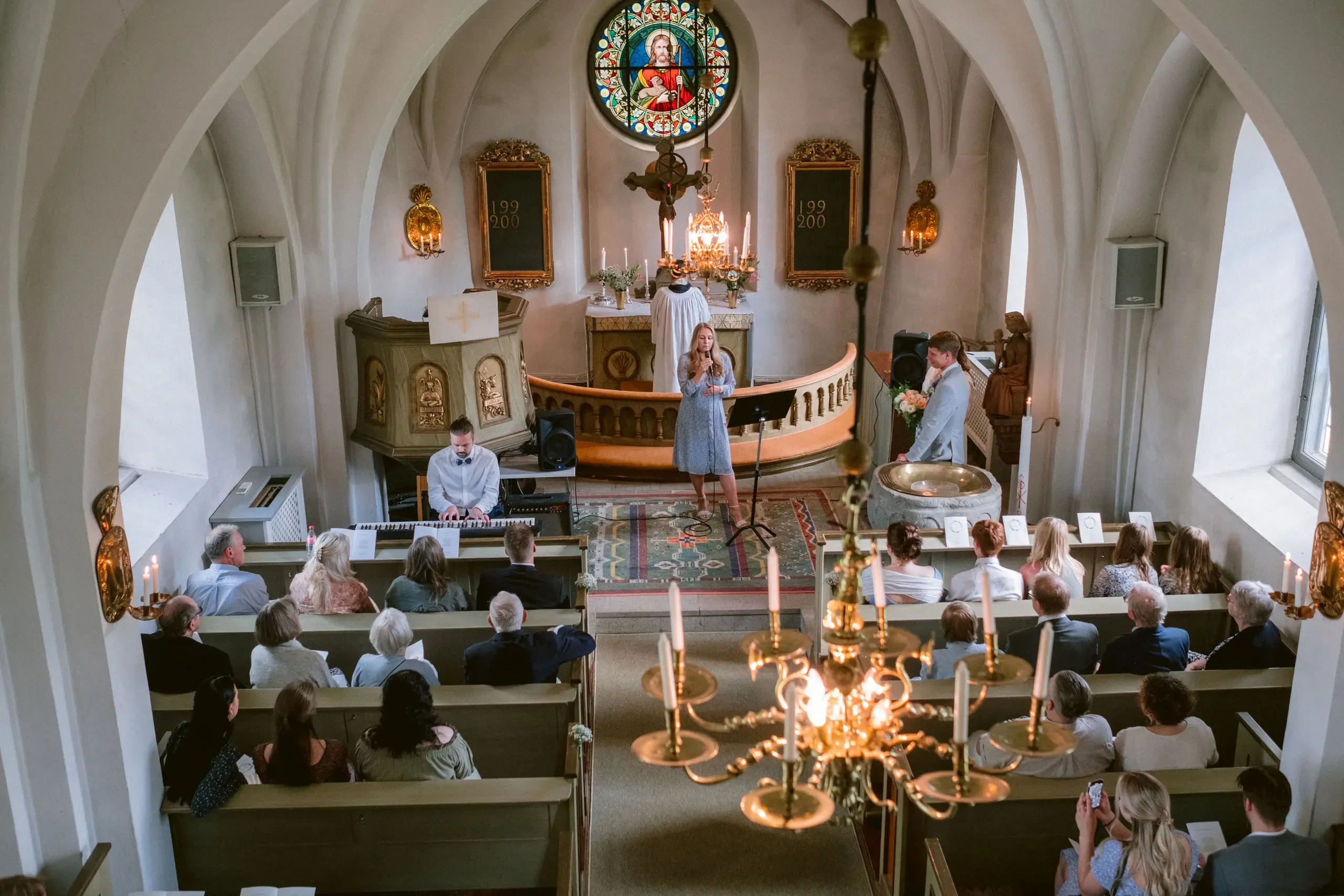 Lovisa & Emil under sitt bröllop i Råby-Rönö kyrka bild 3