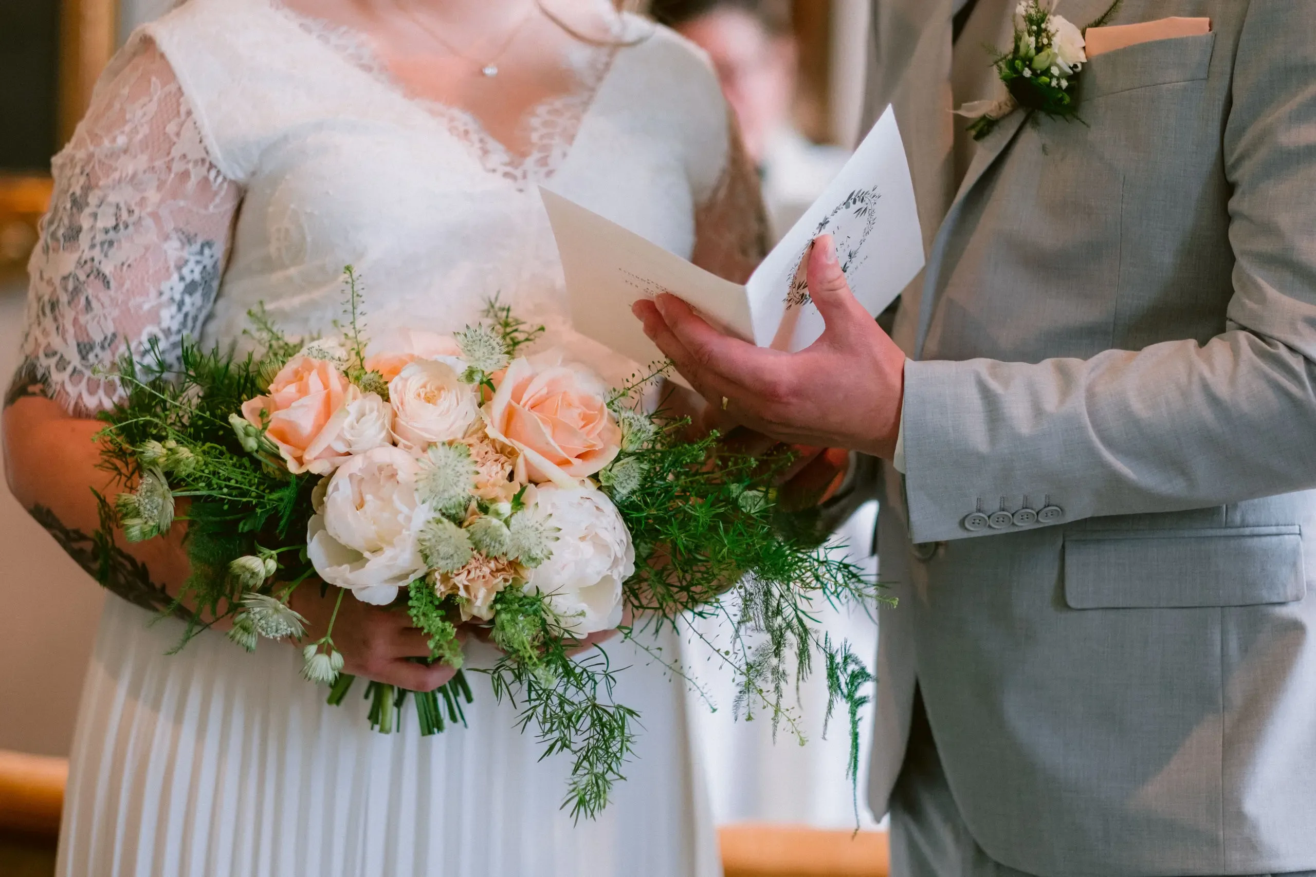 Lovisa & Emil under sitt bröllop i Råby-Rönö kyrka bild 4
