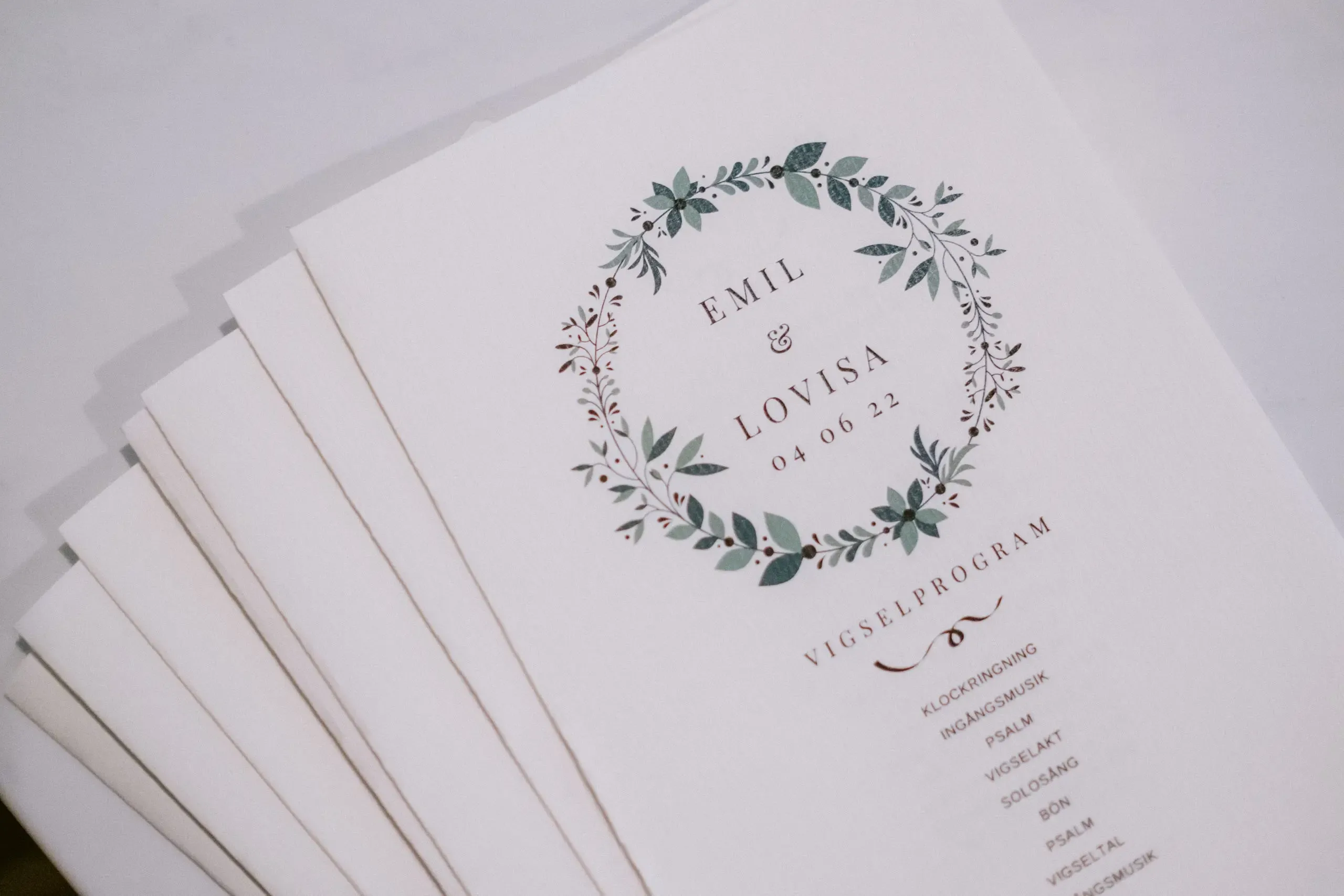 Lovisa & Emil under sitt bröllop i Råby-Rönö kyrka bild 5