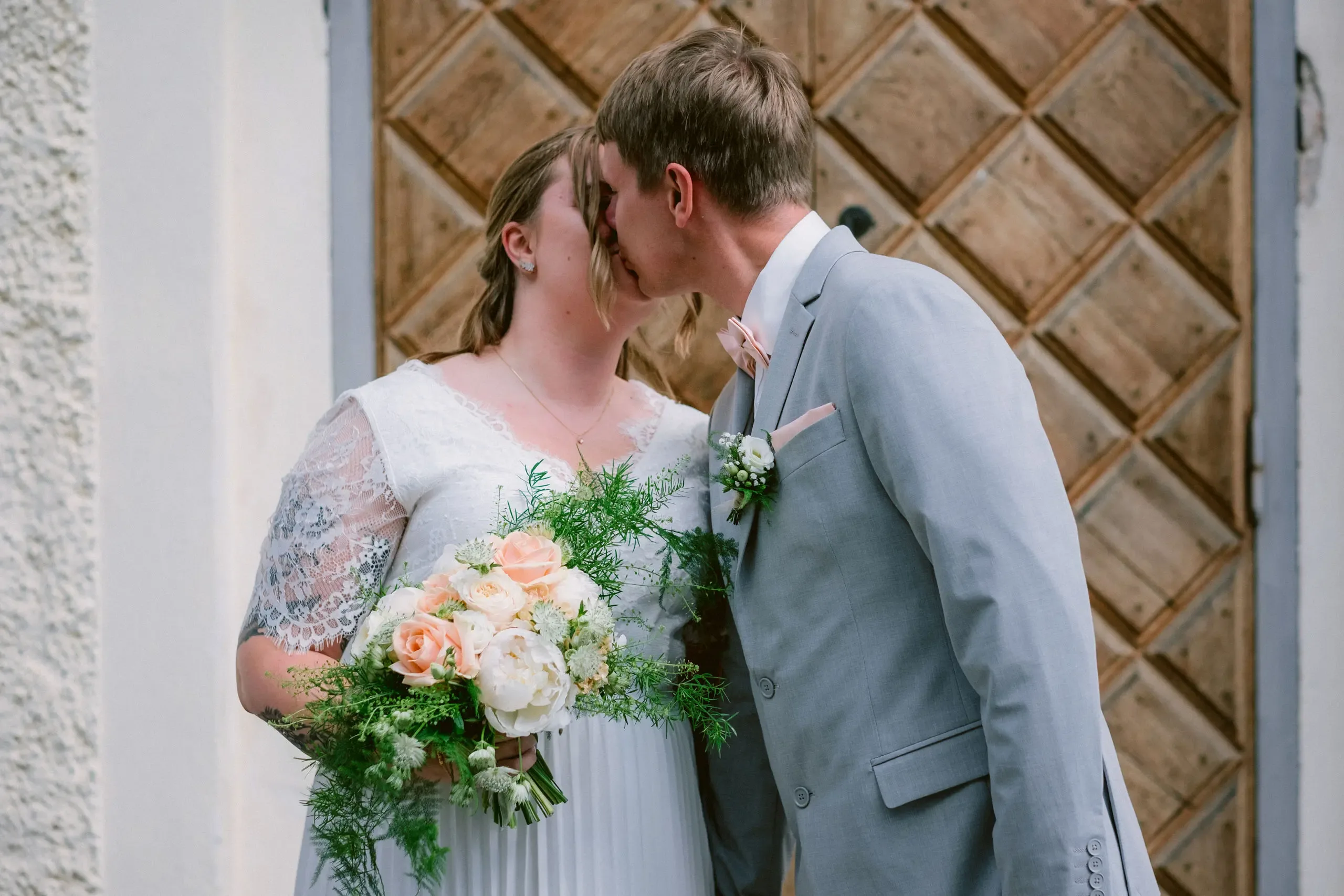 Lovisa & Emil under sitt bröllop i Råby-Rönö kyrka bild 7