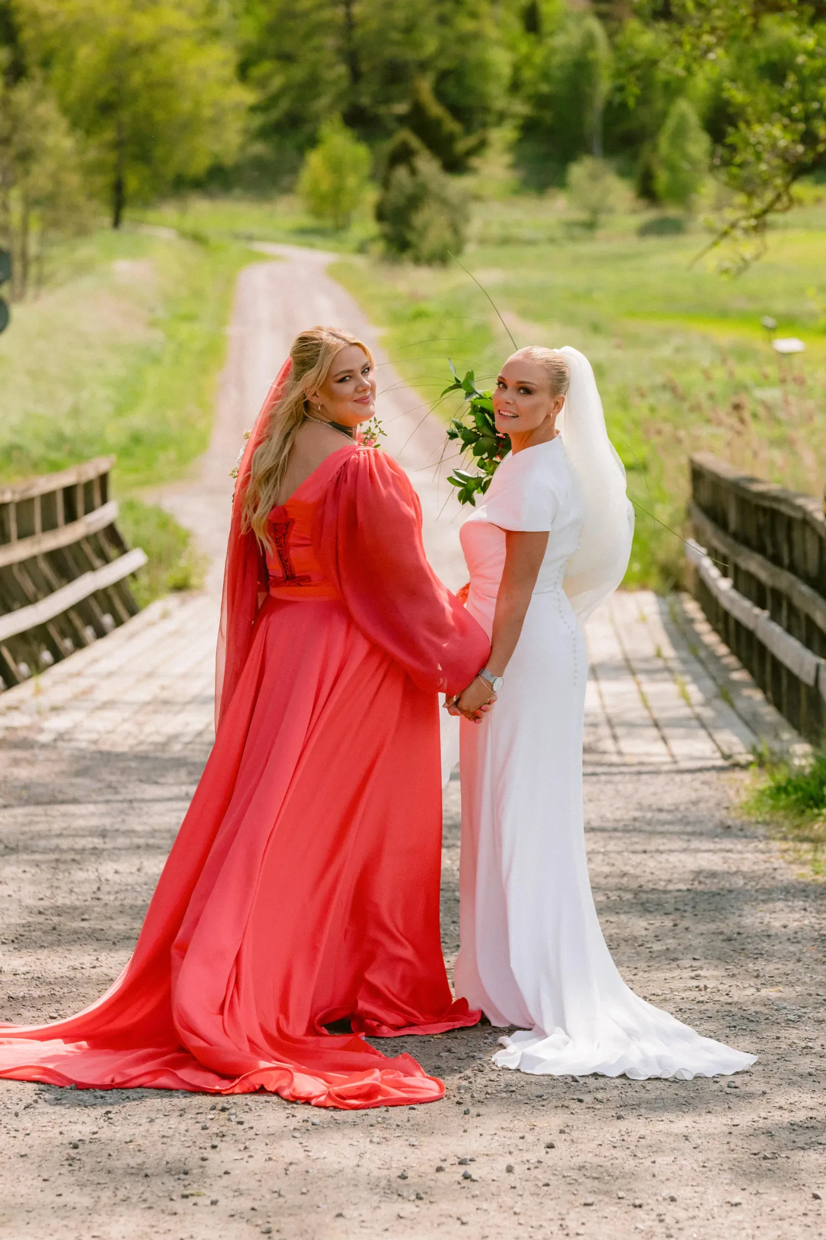 Mikaela & Linnea under sitt bröllop i Nyköping bild 6