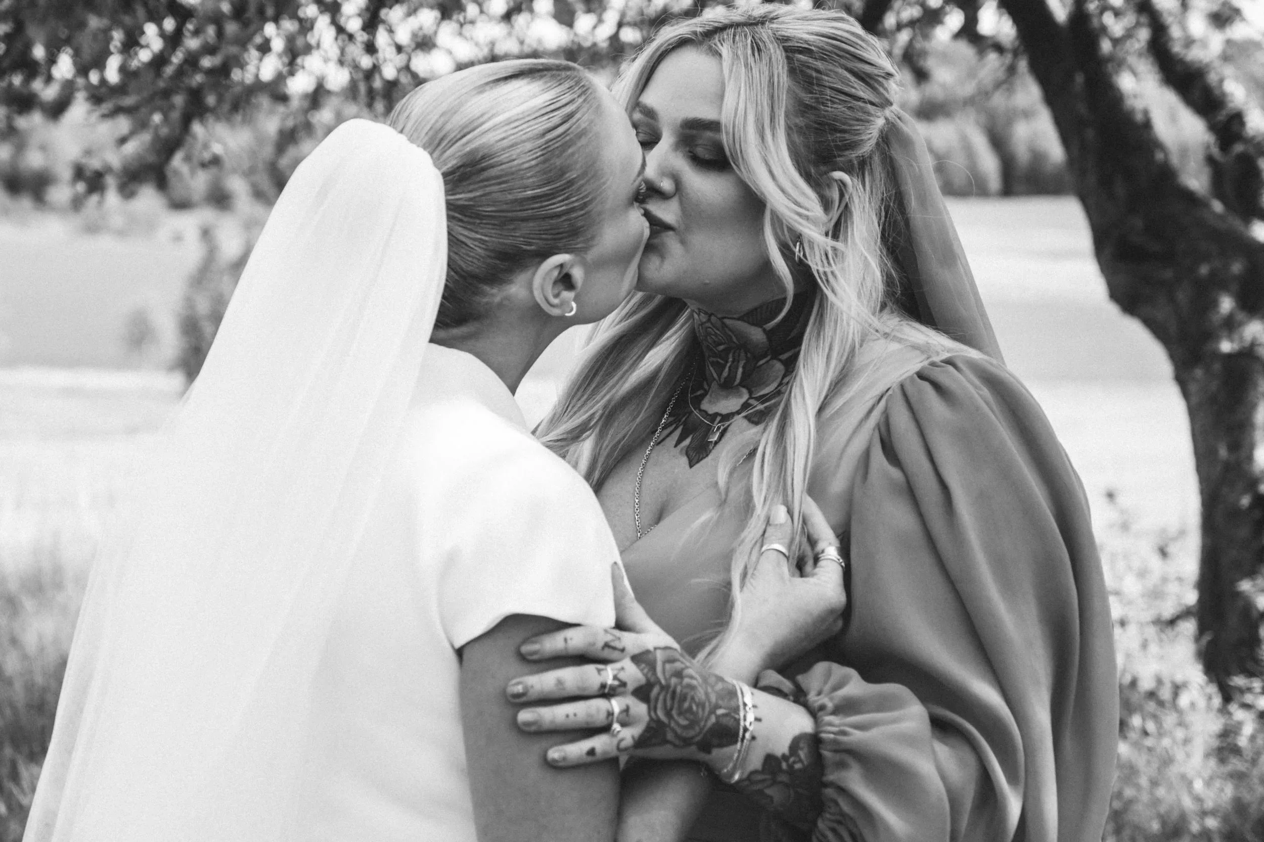 Mikaela & Linnea under sitt bröllop i Nyköping bild 3