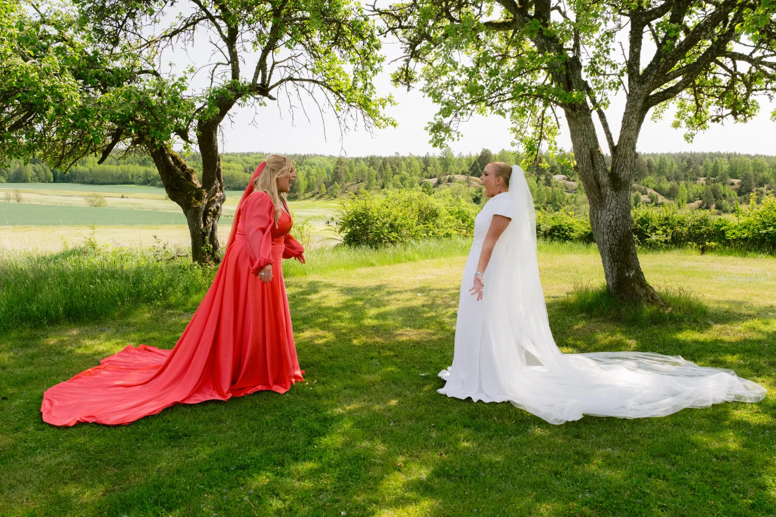 Mikaela & Linnea under sitt bröllop i Nyköping bild 1