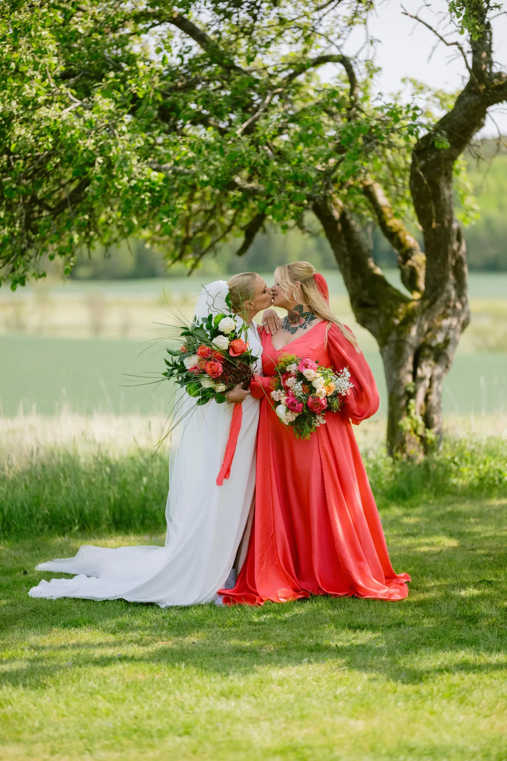 Mikaela & Linnea under sitt bröllop i Nyköping bild 4