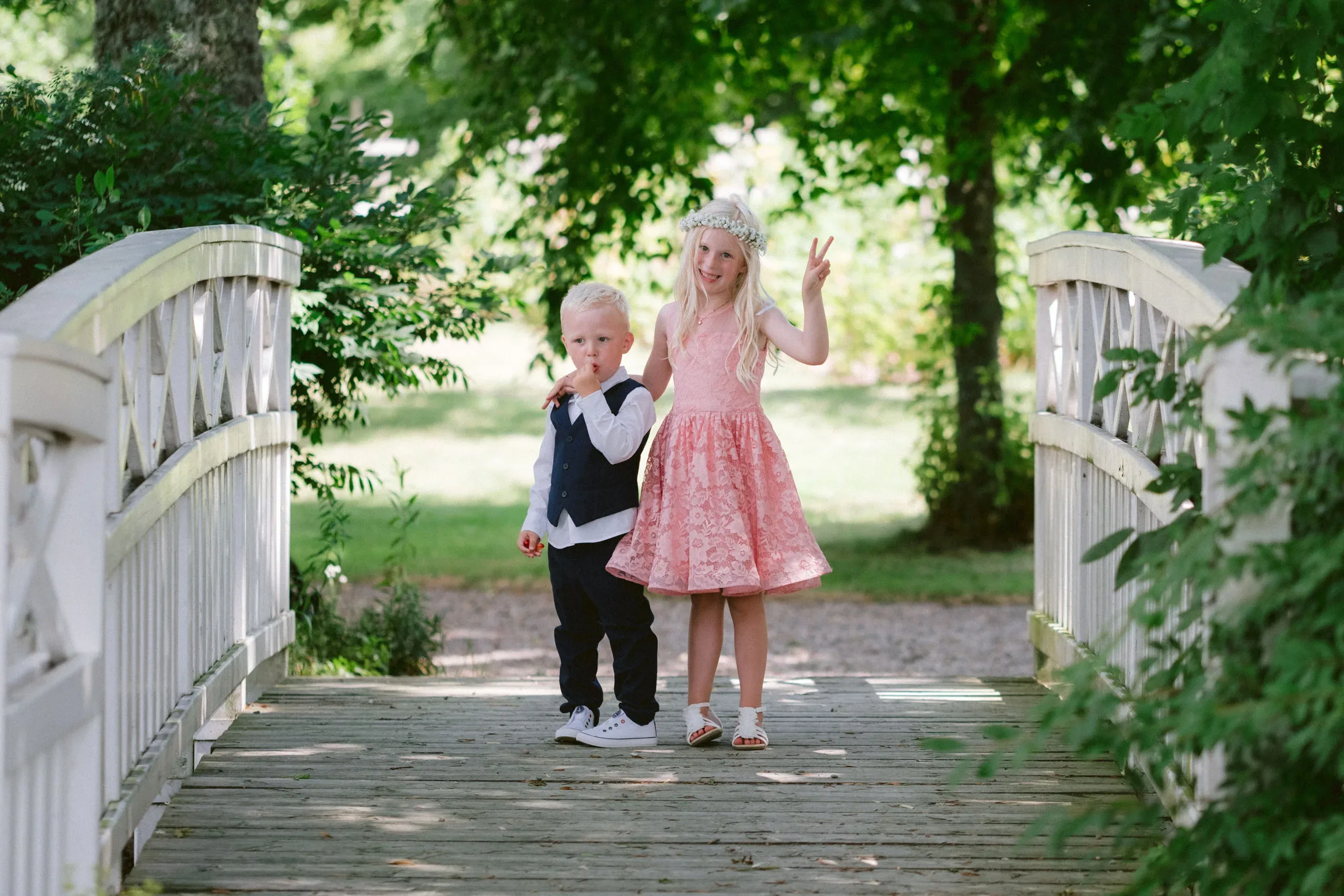 Matilda & Alex under sitt bröllop på Dufweholms herrgård i Katrineholm bild 11
