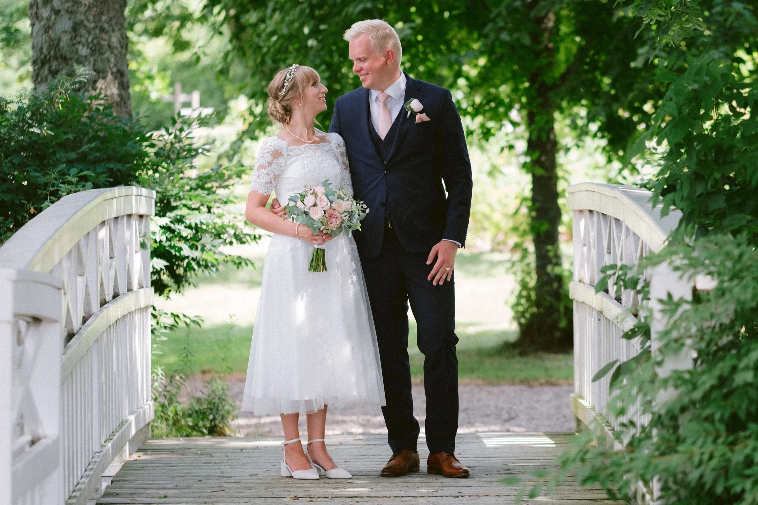 Matilda & Alex under sitt bröllop på Dufweholms herrgård i Katrineholm bild 12