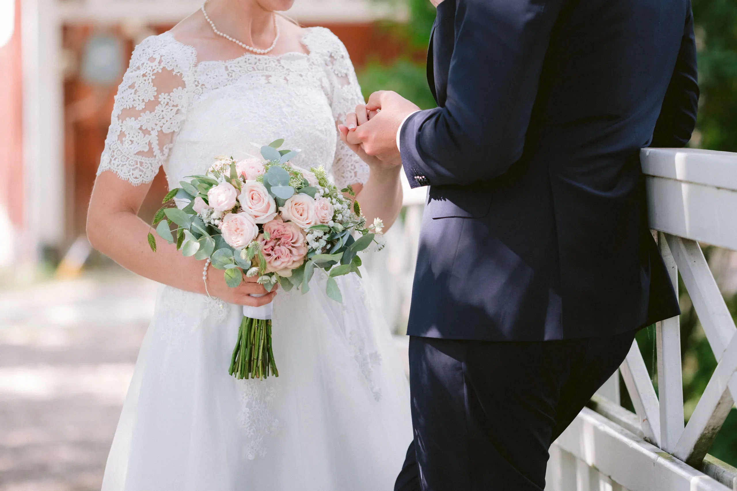 Matilda & Alex under sitt bröllop på Dufweholms herrgård i Katrineholm bild 14