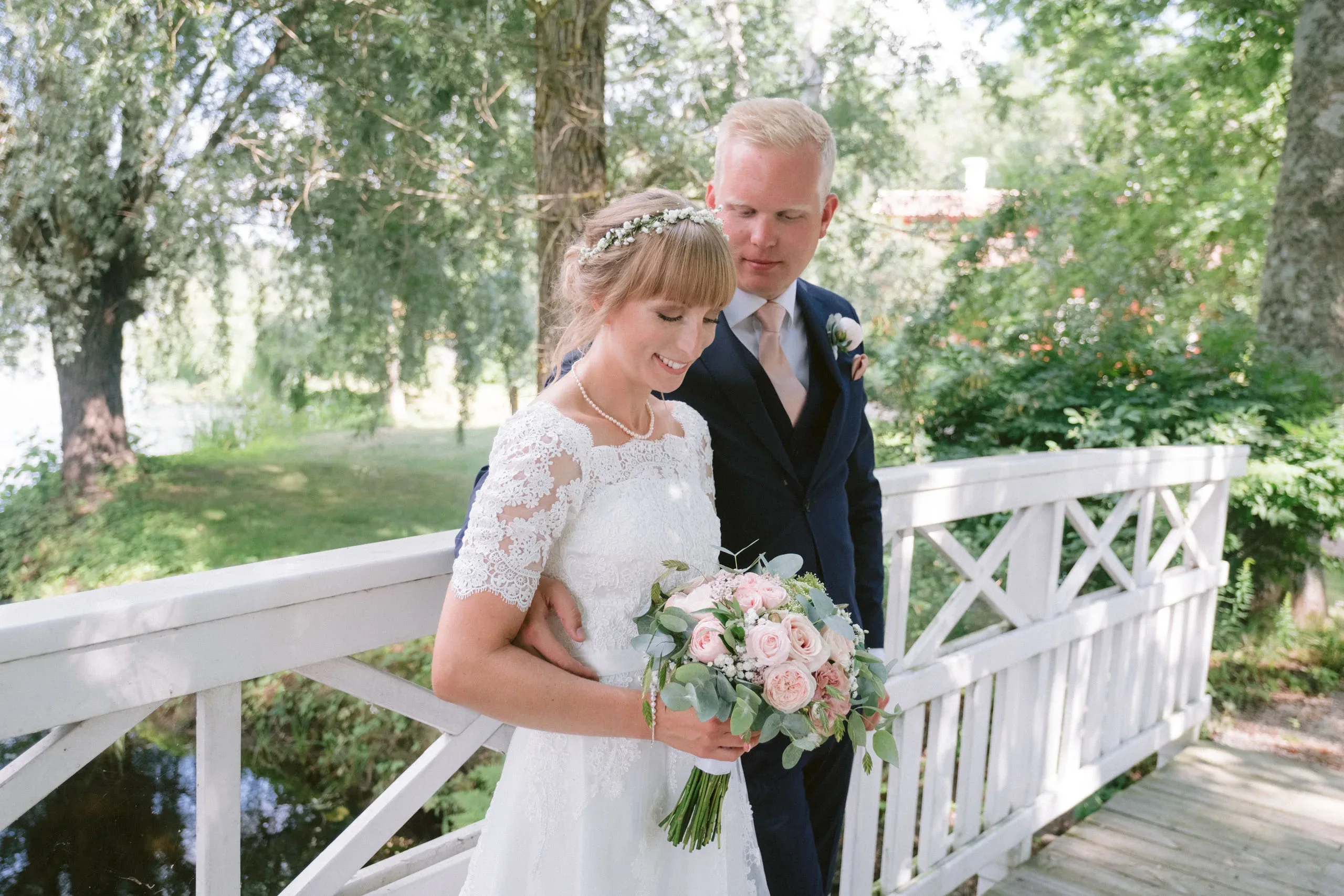 Matilda & Alex under sitt bröllop på Dufweholms herrgård i Katrineholm bild 15