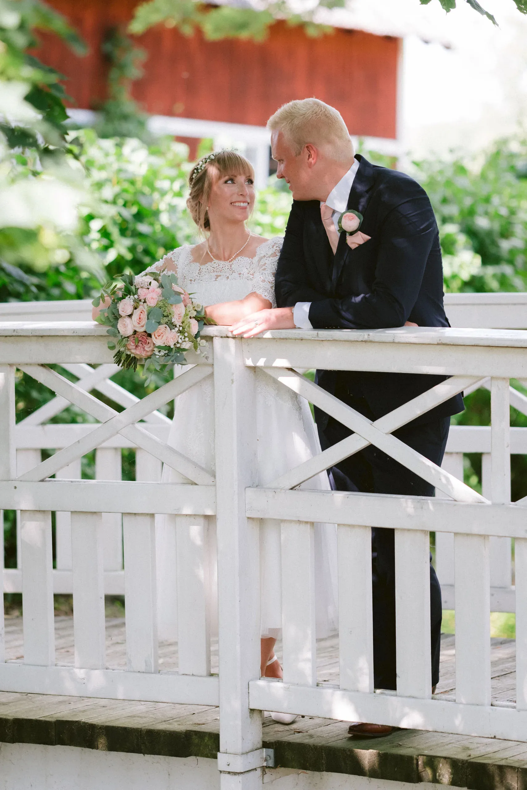 Matilda & Alex under sitt bröllop på Dufweholms herrgård i Katrineholm bild 16