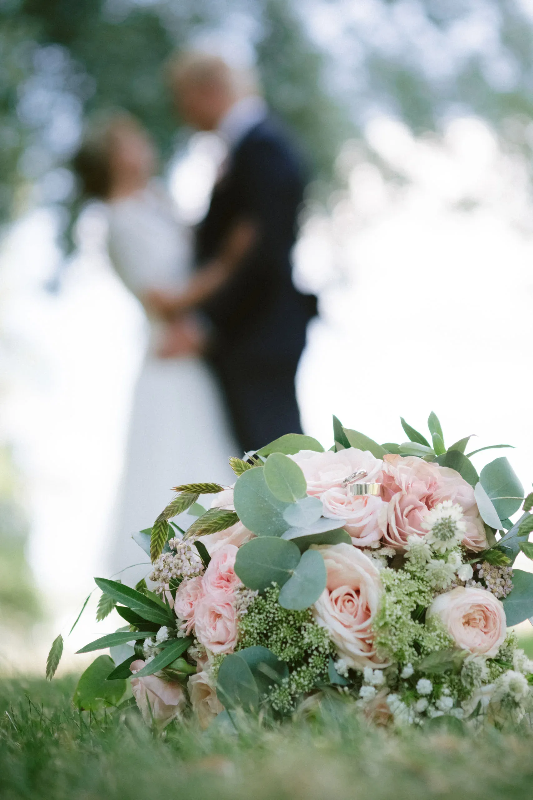 Matilda & Alex under sitt bröllop på Dufweholms herrgård i Katrineholm bild 17