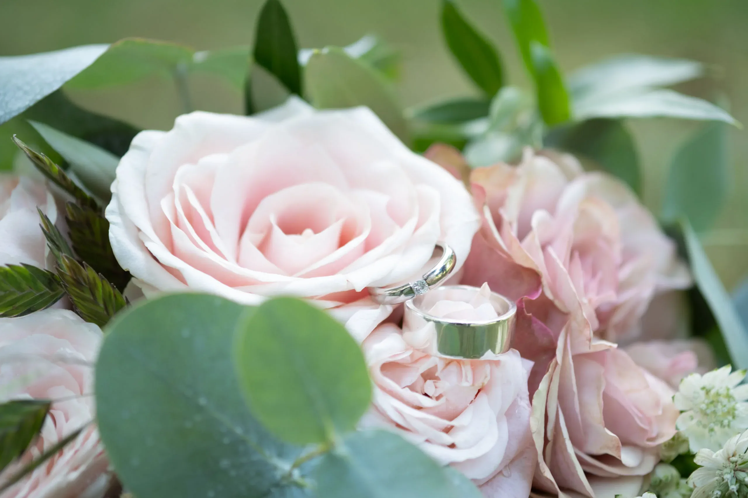 Matilda & Alex under sitt bröllop på Dufweholms herrgård i Katrineholm bild 18