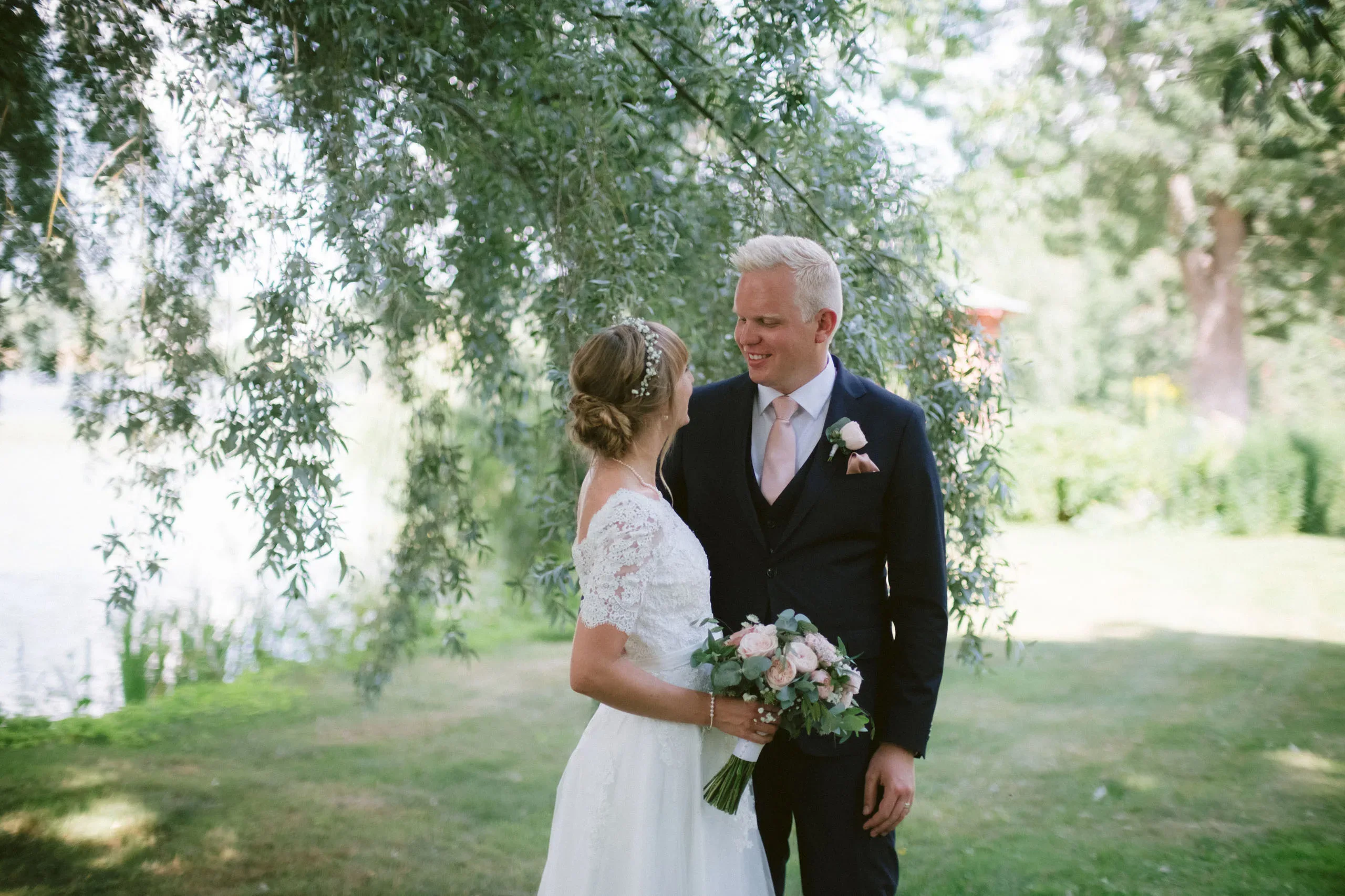 Matilda & Alex under sitt bröllop på Dufweholms herrgård i Katrineholm bild 19