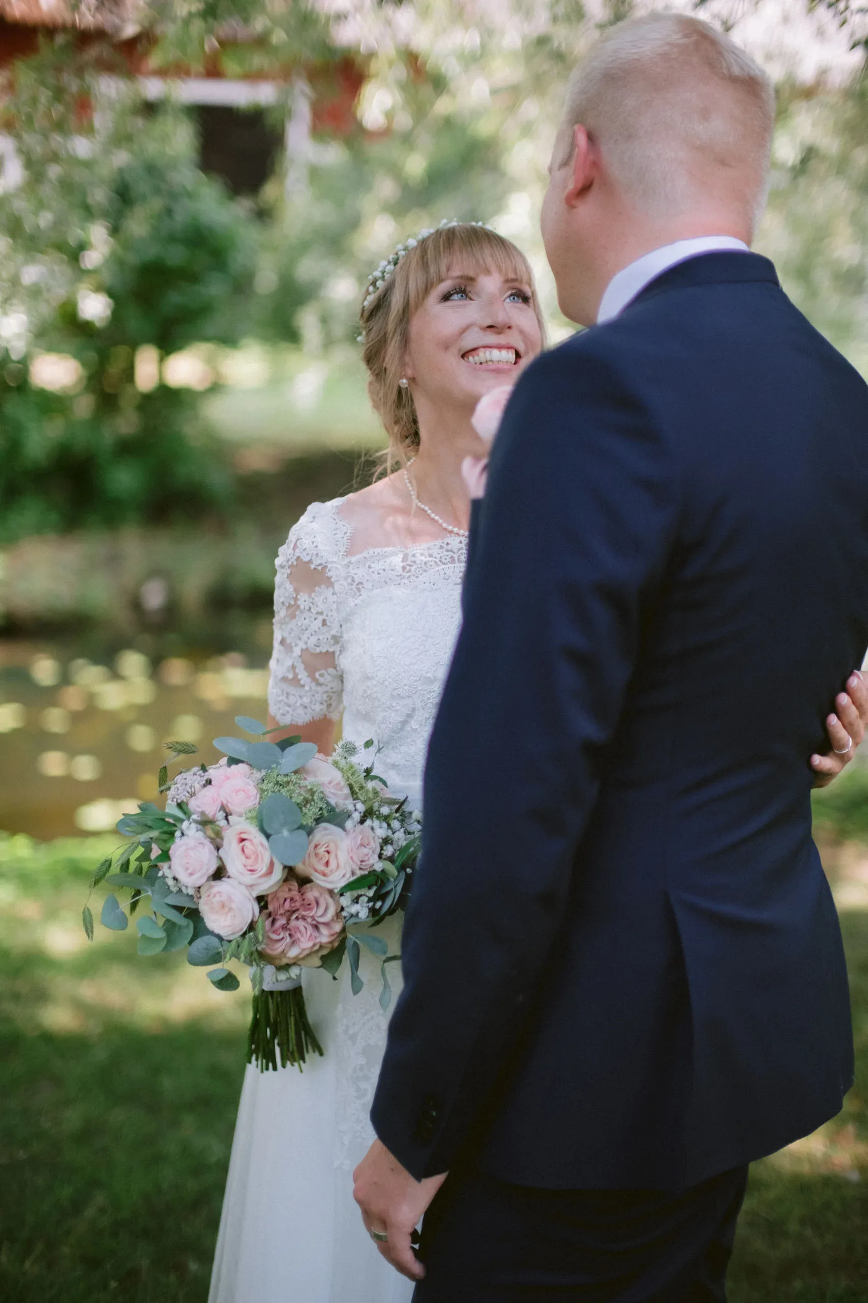 Matilda & Alex under sitt bröllop på Dufweholms herrgård i Katrineholm bild 20