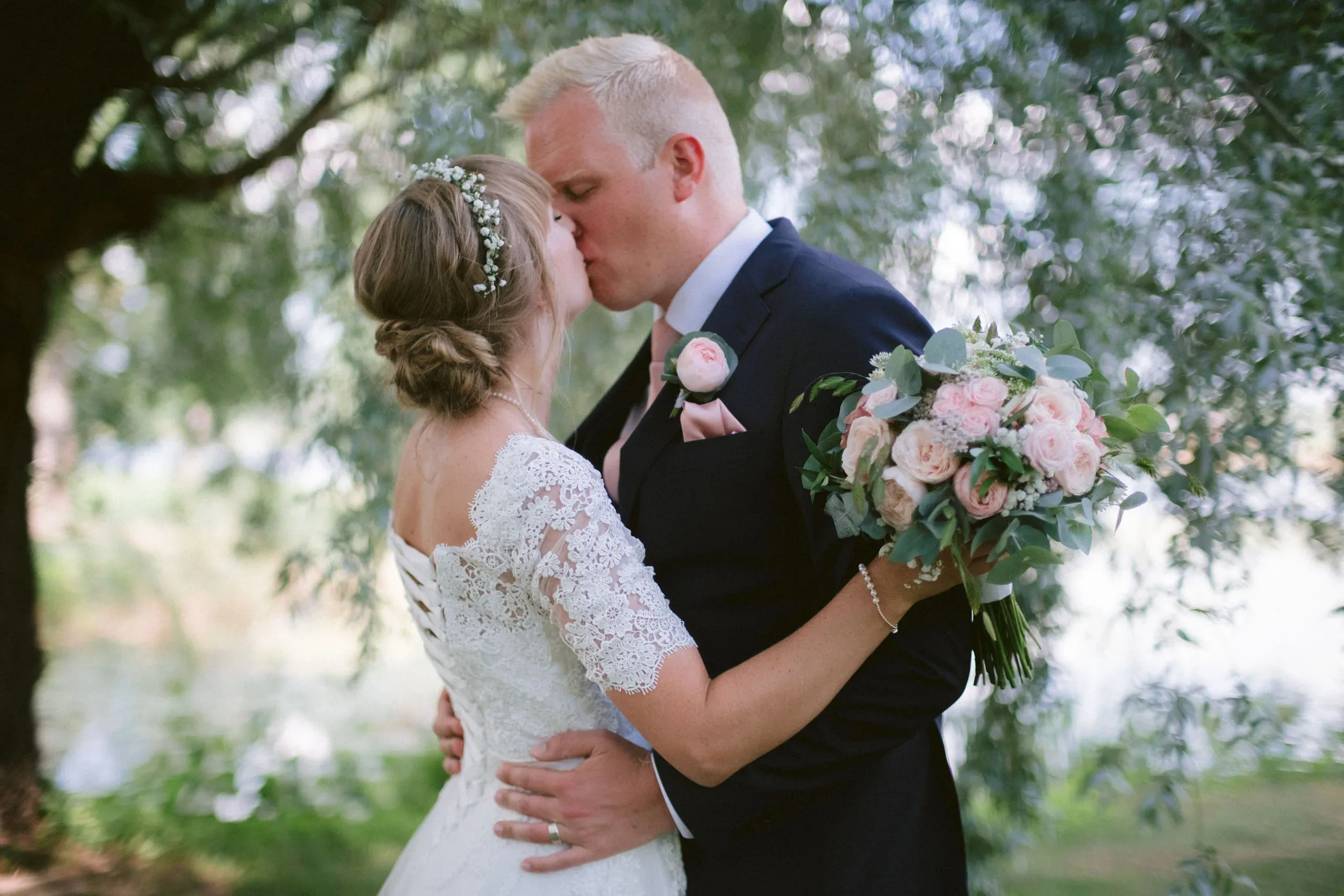 Matilda & Alex under sitt bröllop på Dufweholms herrgård i Katrineholm bild 21