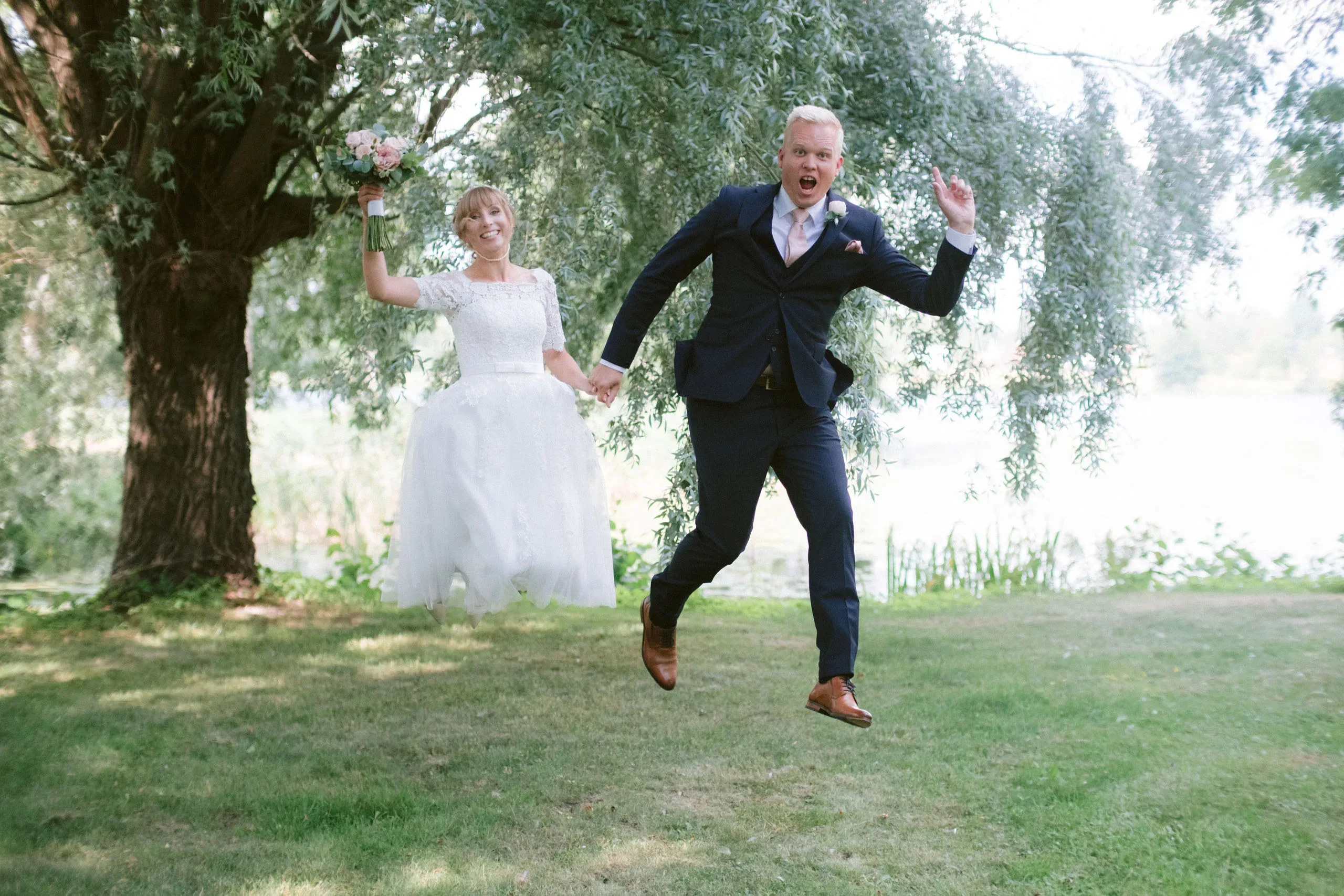 Matilda & Alex under sitt bröllop på Dufweholms herrgård i Katrineholm bild 22