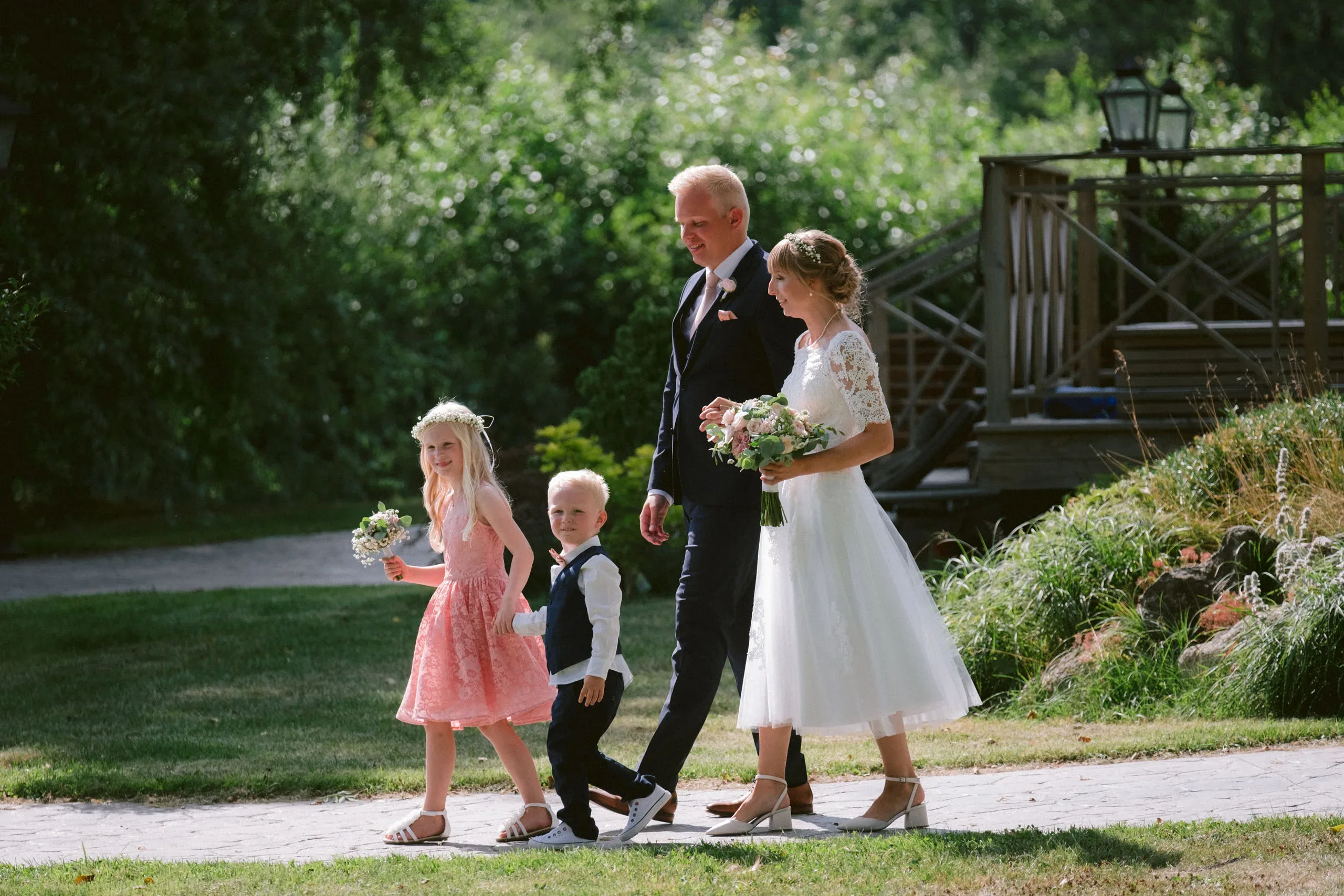 Matilda & Alex under sitt bröllop på Dufweholms herrgård i Katrineholm bild 24