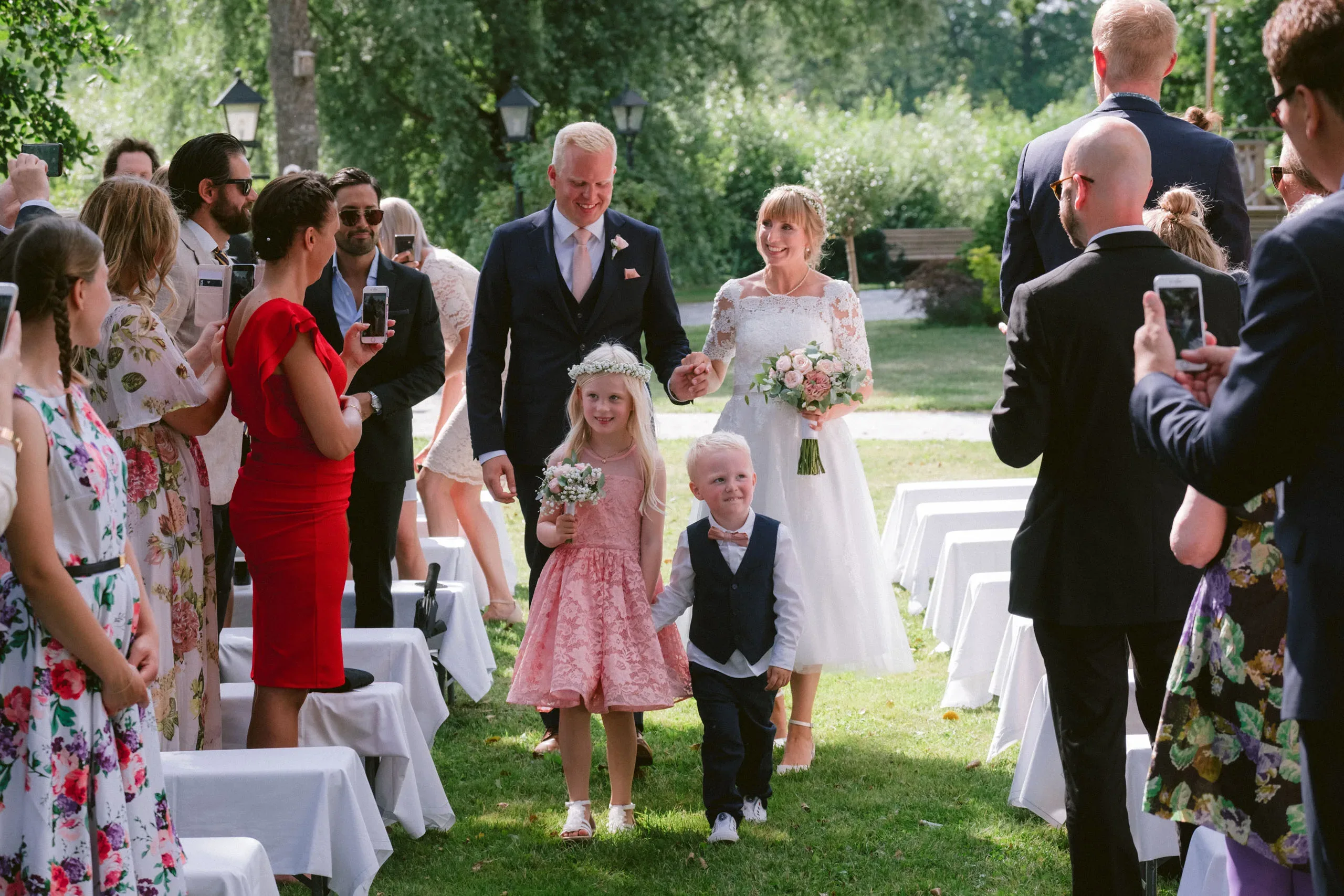 Matilda & Alex under sitt bröllop på Dufweholms herrgård i Katrineholm bild 25