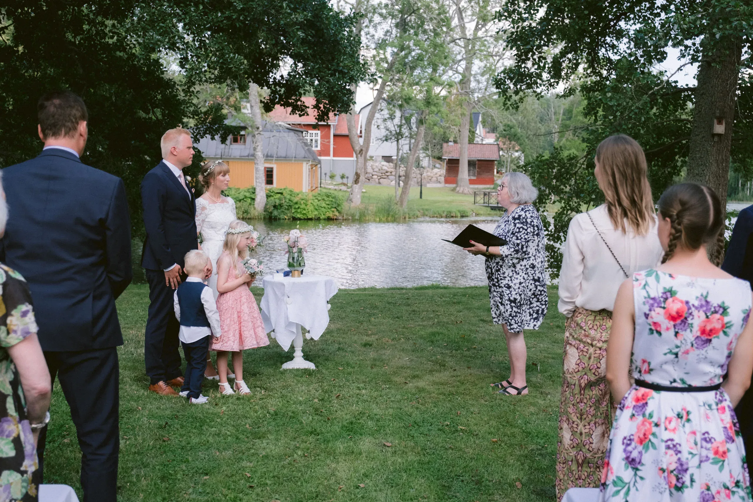 Matilda & Alex under sitt bröllop på Dufweholms herrgård i Katrineholm bild 26