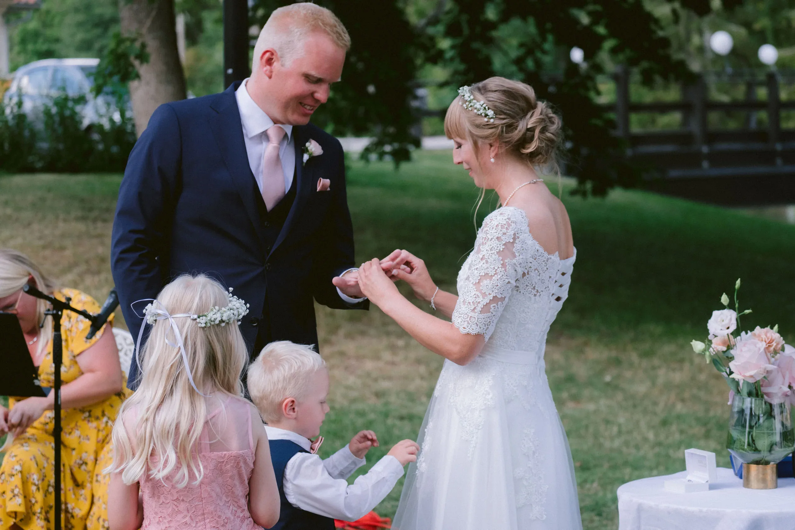 Matilda & Alex under sitt bröllop på Dufweholms herrgård i Katrineholm bild 27