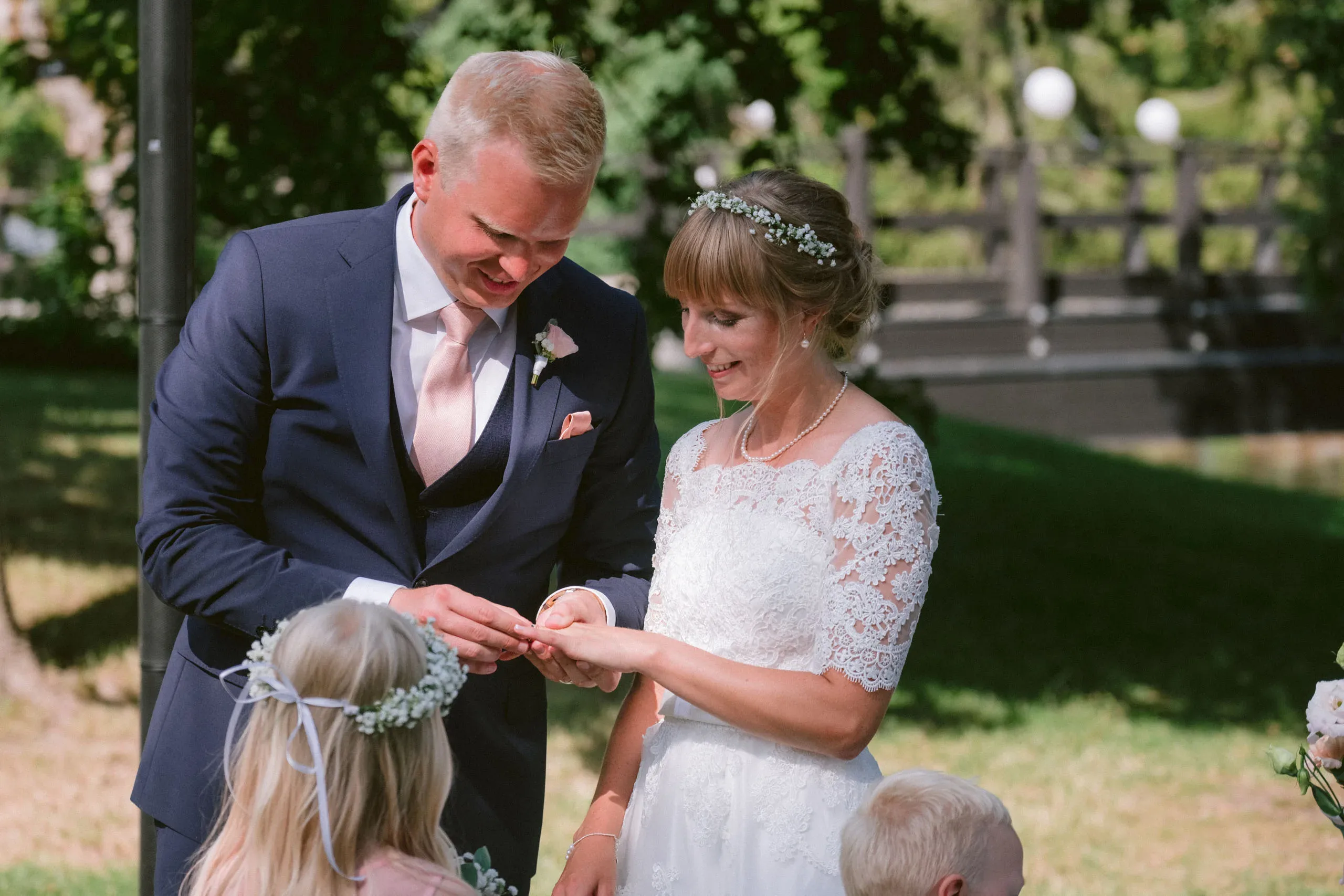 Matilda & Alex under sitt bröllop på Dufweholms herrgård i Katrineholm bild 28