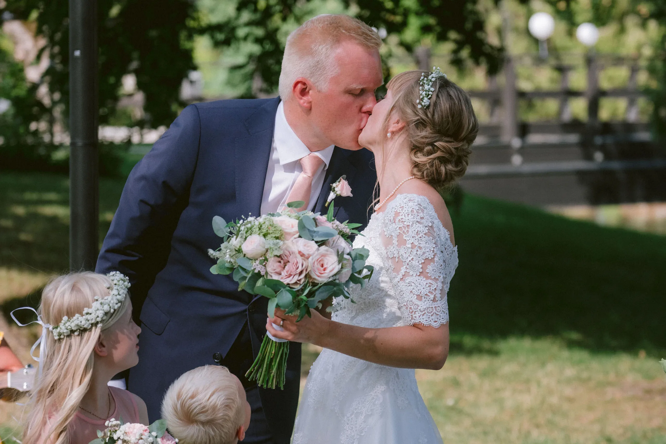 Matilda & Alex under sitt bröllop på Dufweholms herrgård i Katrineholm bild 29