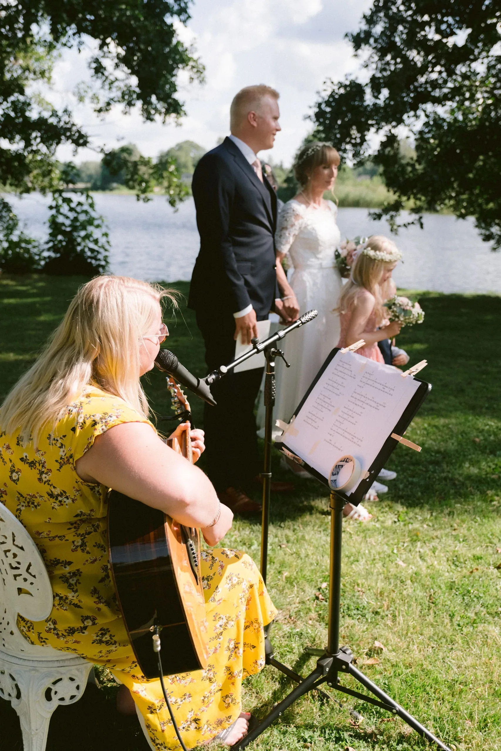 Matilda & Alex under sitt bröllop på Dufweholms herrgård i Katrineholm bild 30