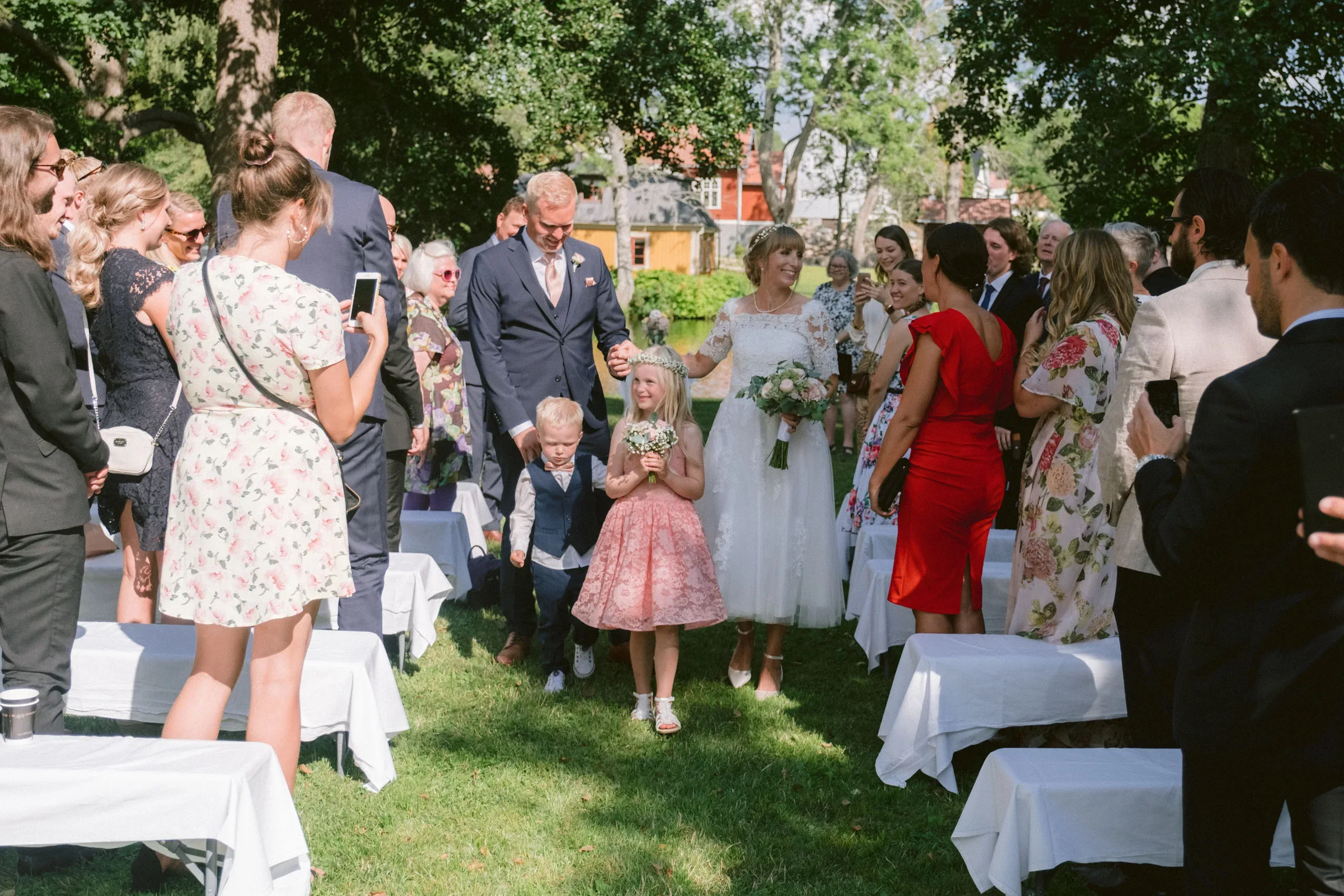 Matilda & Alex under sitt bröllop på Dufweholms herrgård i Katrineholm bild 31