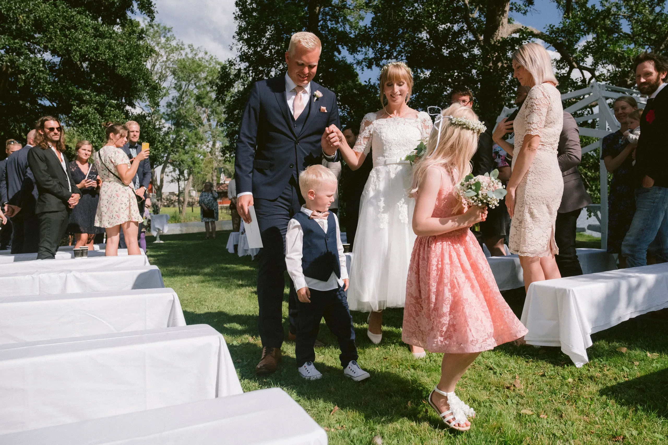 Matilda & Alex under sitt bröllop på Dufweholms herrgård i Katrineholm bild 32