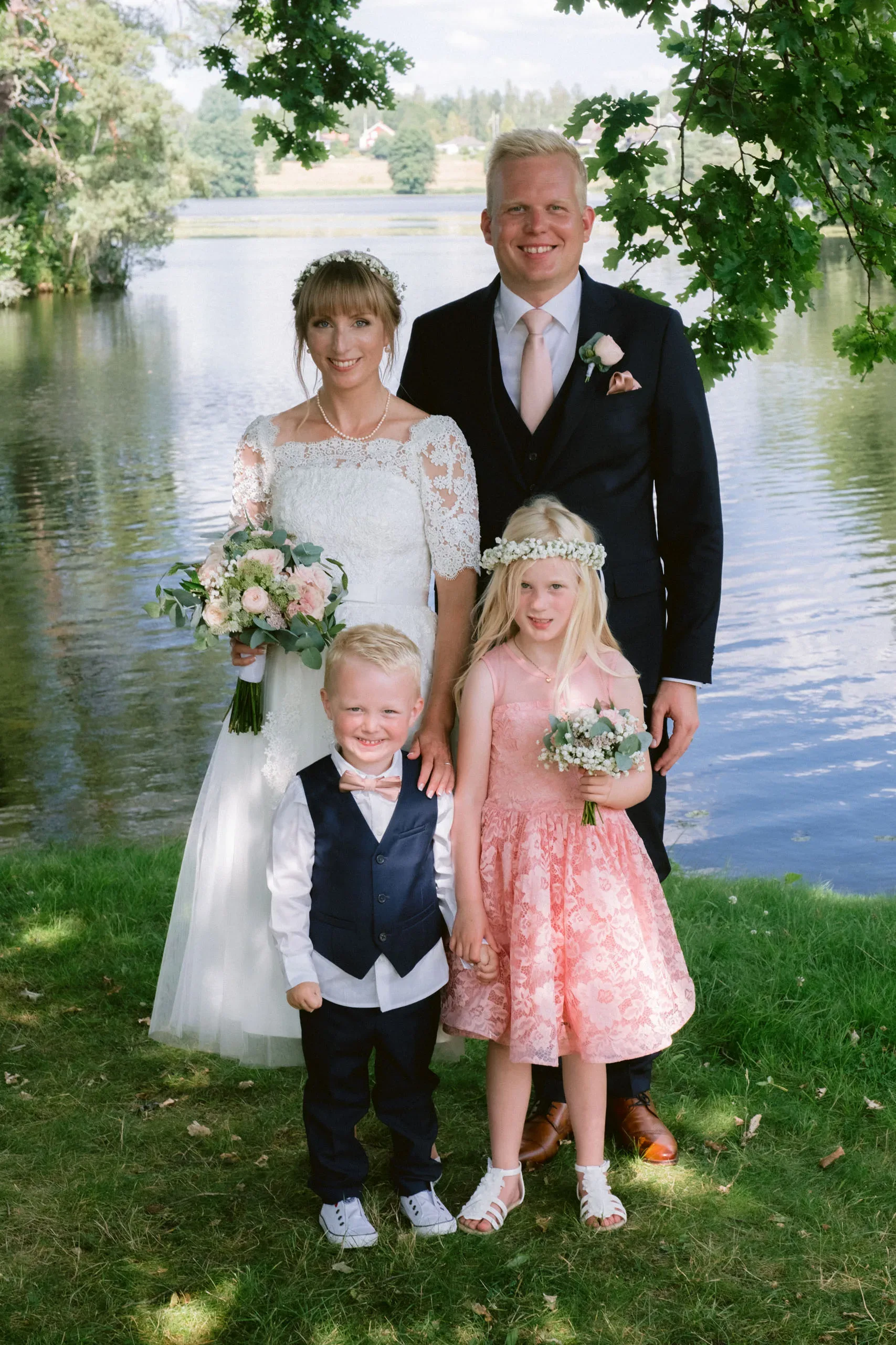 Matilda & Alex under sitt bröllop på Dufweholms herrgård i Katrineholm bild 4