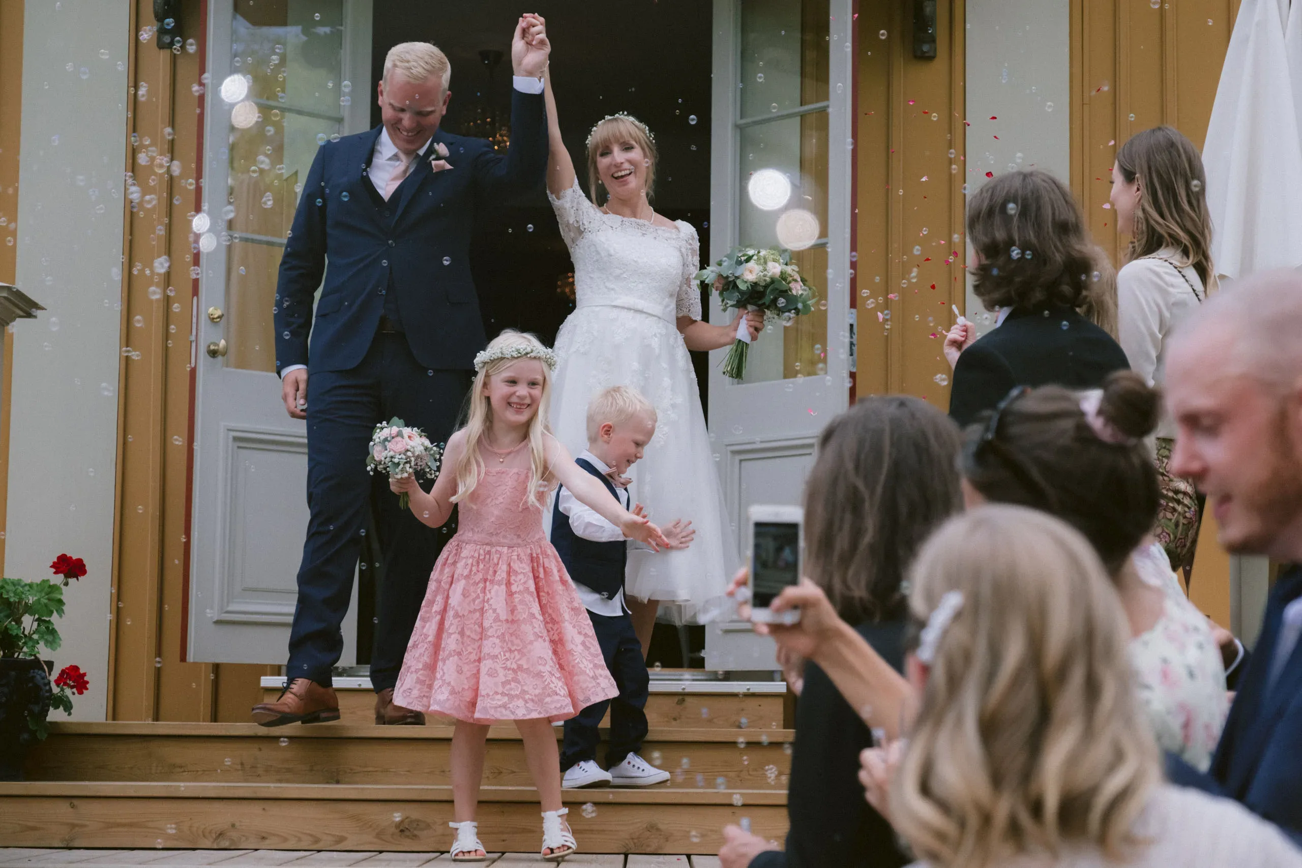 Matilda & Alex under sitt bröllop på Dufweholms herrgård i Katrineholm bild 33