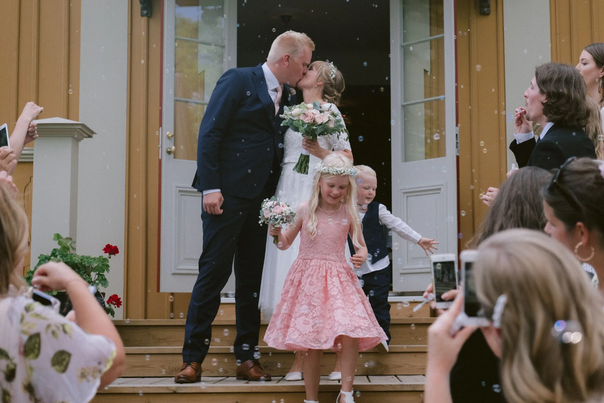 Matilda & Alex under sitt bröllop på Dufweholms herrgård i Katrineholm bild 34