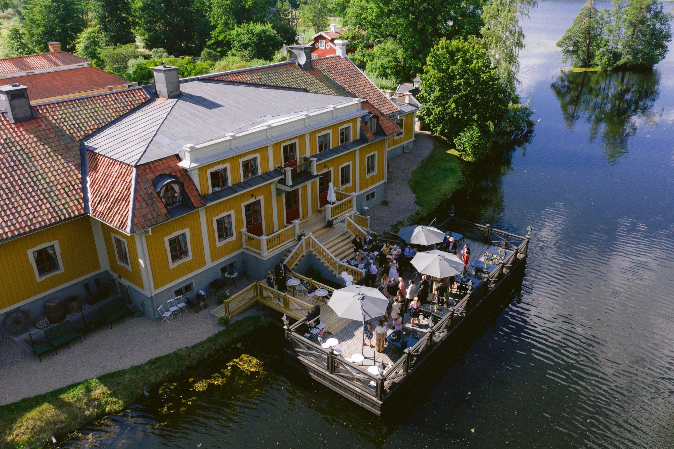 Matilda & Alex under sitt bröllop på Dufweholms herrgård i Katrineholm bild 35