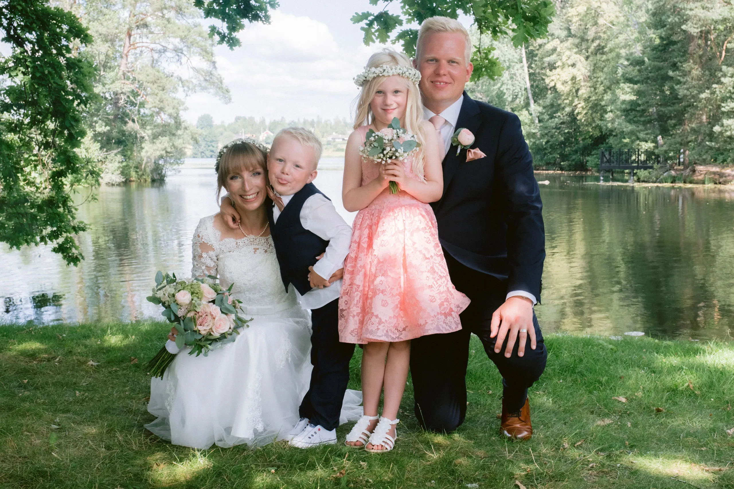 Matilda & Alex under sitt bröllop på Dufweholms herrgård i Katrineholm bild 5