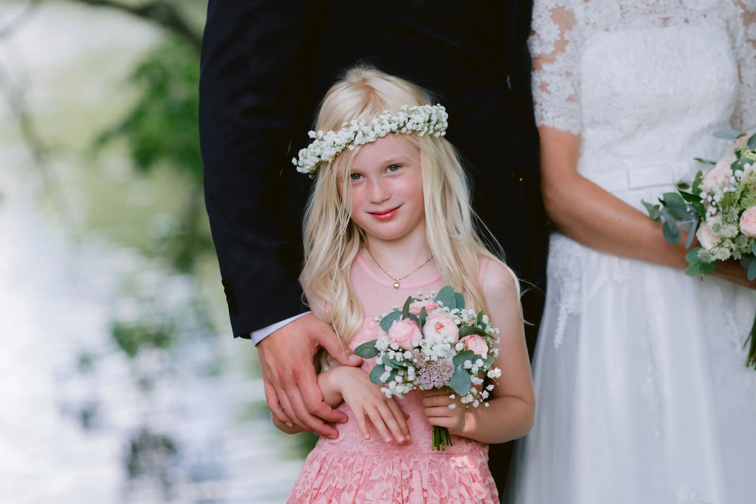 Matilda & Alex under sitt bröllop på Dufweholms herrgård i Katrineholm bild 6