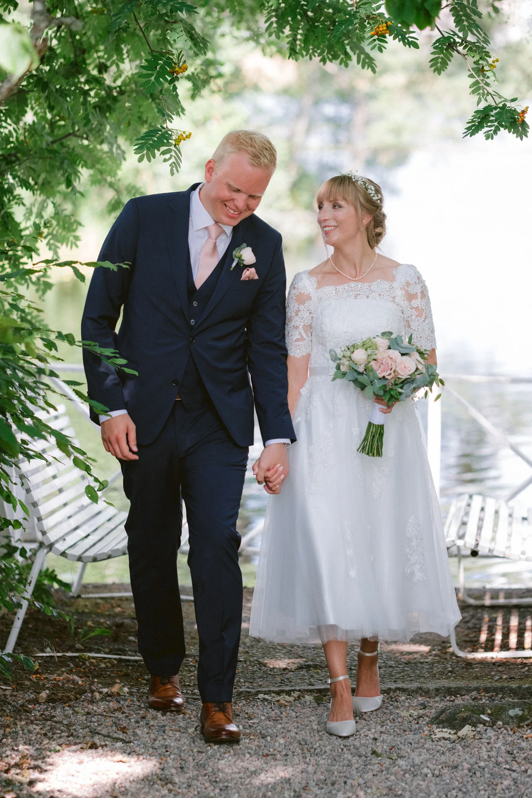 Matilda & Alex under sitt bröllop på Dufweholms herrgård i Katrineholm bild 9